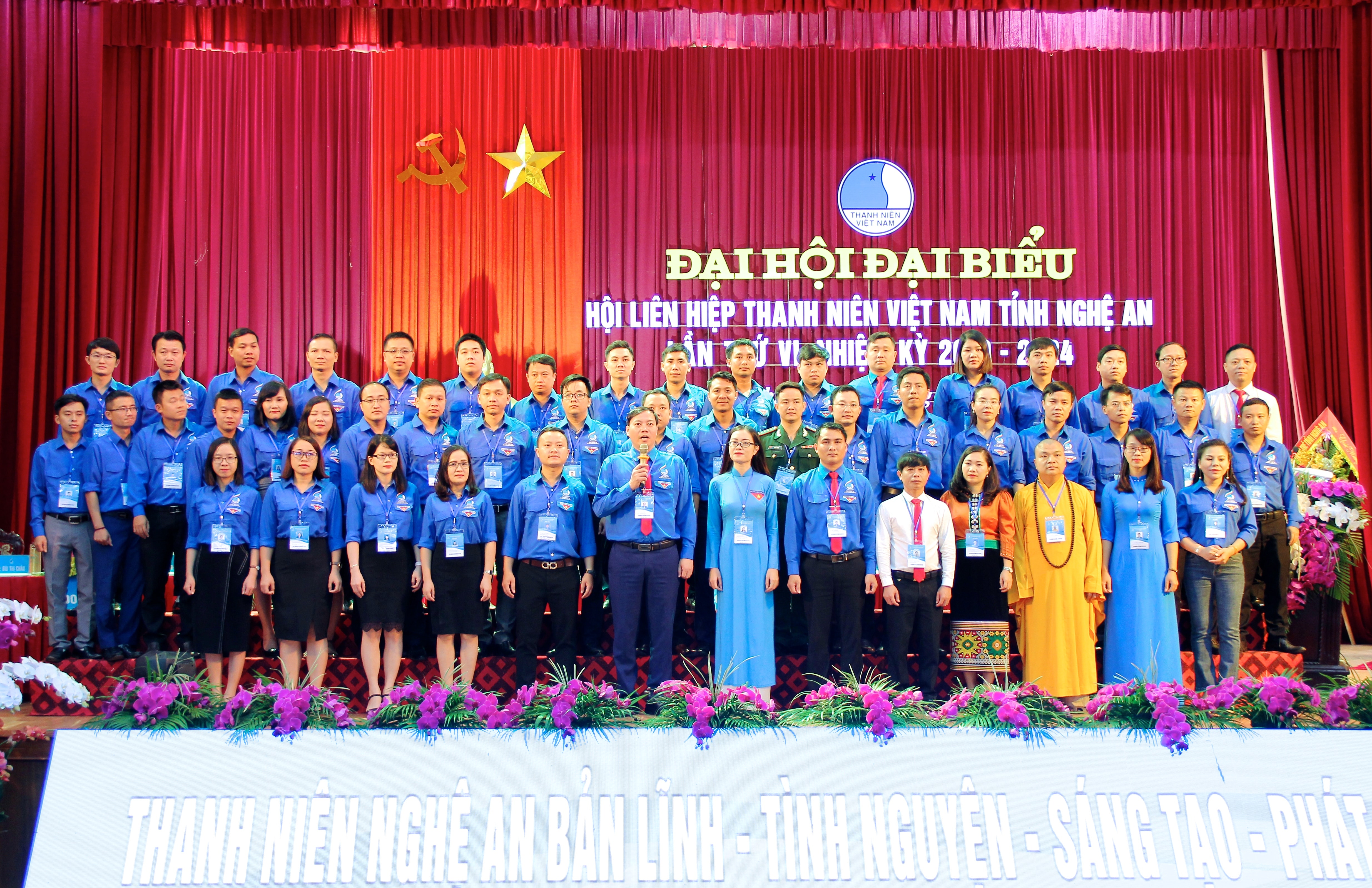 Ủy ban Hội Liên hiệp Thanh niên tỉnh Nghệ An khóa VI, nhiệm kỳ 2019-2024 ra mắt Đại hội. Ảnh: Mỹ Nga 