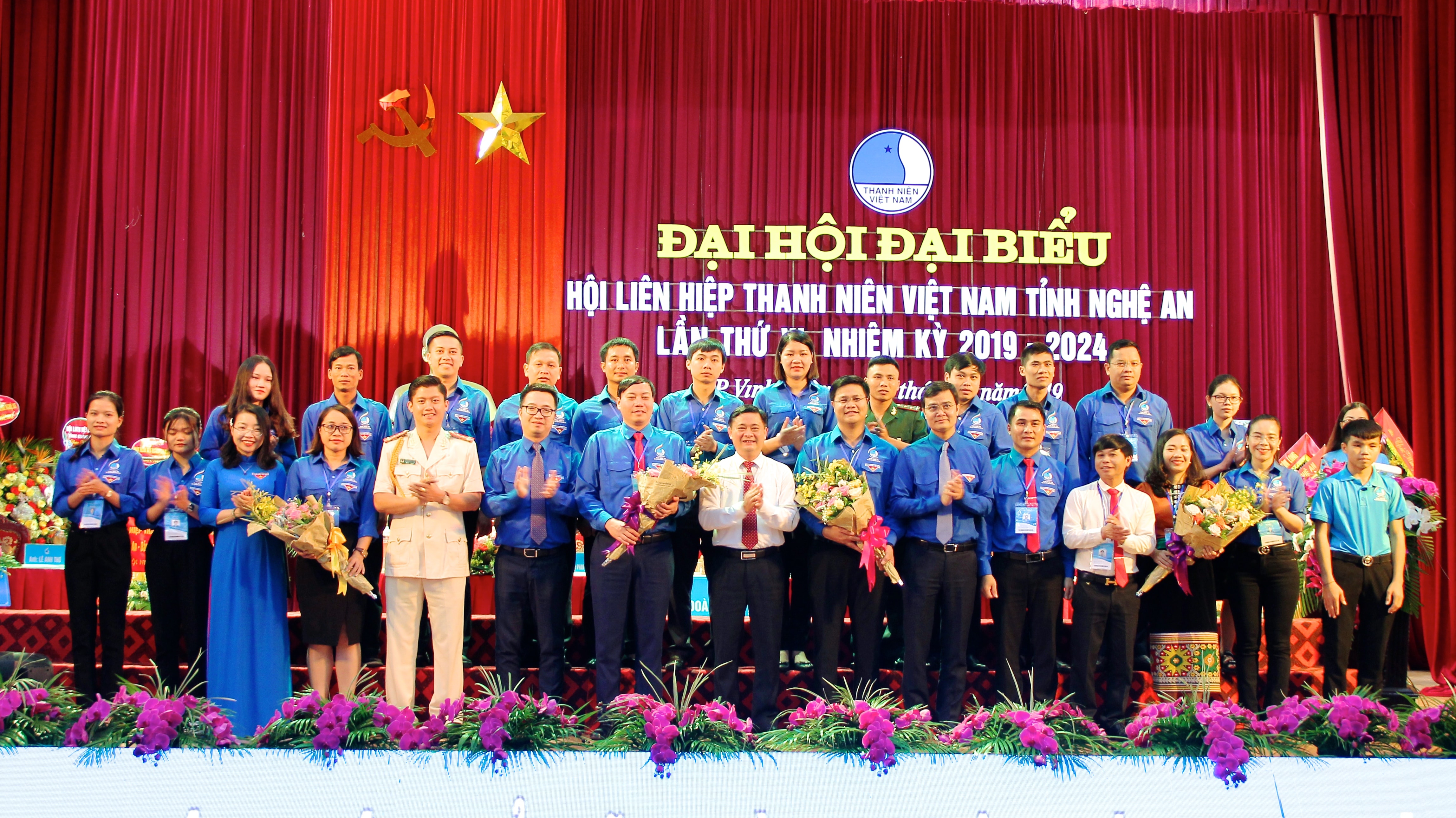 Chủ tịch UBND tỉnh Thái Thanh Quý và Quyền Bí thư Tỉnh đoàn Nguyễn Thị Thơm tặng hoa chúc mừng cho 23 anh, chị đi tham dự Đại hội Đại biểu toàn quốc. Ảnh: Mỹ Nga 