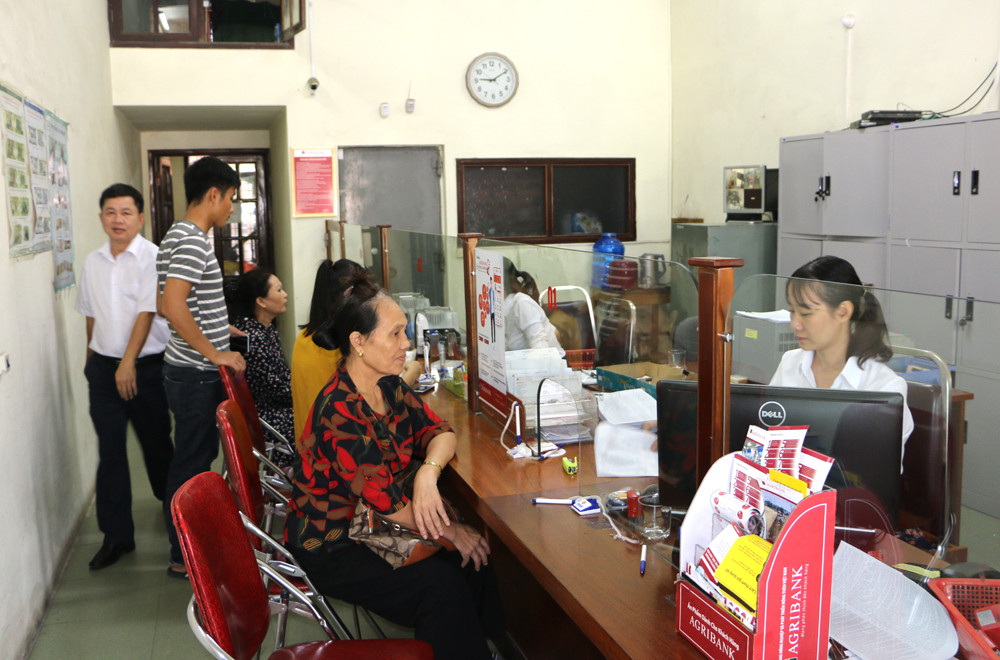 Khách hàng đến giao dịch tại Phòng Giao dịch Hồng Sơn, Agribank Chi nhánh Nam Nghệ An