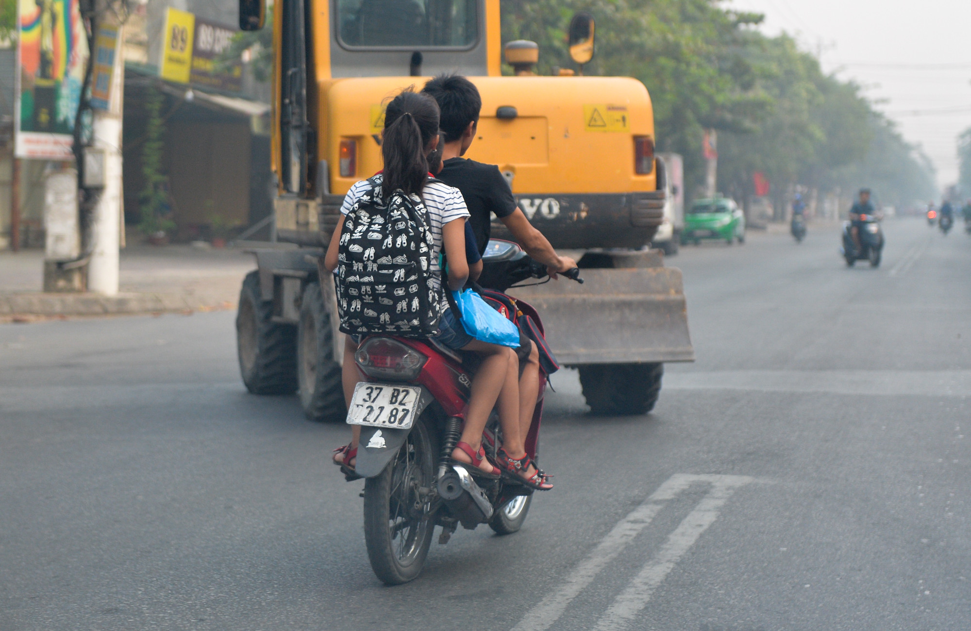 Thêm vào đó, nhiều phụ huynh tới trường đón con bằng xe máy nhưng không đội MBH cho trẻ. Hầu như phụ huynh nào cũng có cùng lý do về việc không đội MBH cho trẻ và đậu xe dưới lòng đường là: “do vội nên quên mang theo mũ