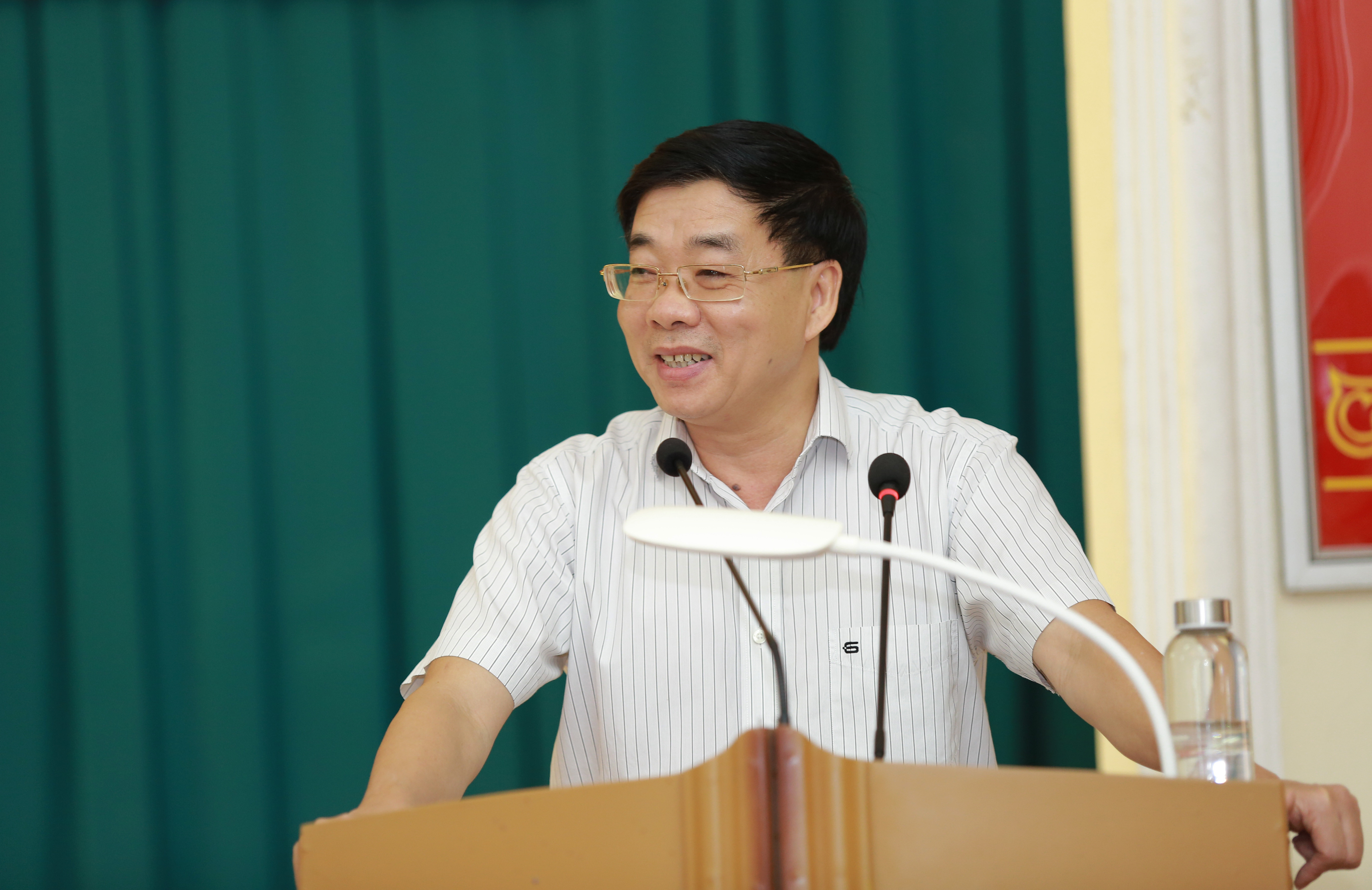 Đồng chí Nguyễn văn Thông - Phó Bí thư Tỉnh ủy phát biểu tại hội thảo. Ảnh: Đào Tuấn 