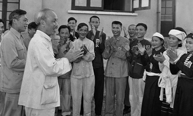 Chủ tịch Hồ Chí Minh gặp mặt thân mật các đại biểu dự Đại hội liên hoan Anh hùng, chiến sỹ ngành Nông nghiệp và Đổi công toàn quốc tại HN tháng 5-1957.jpg