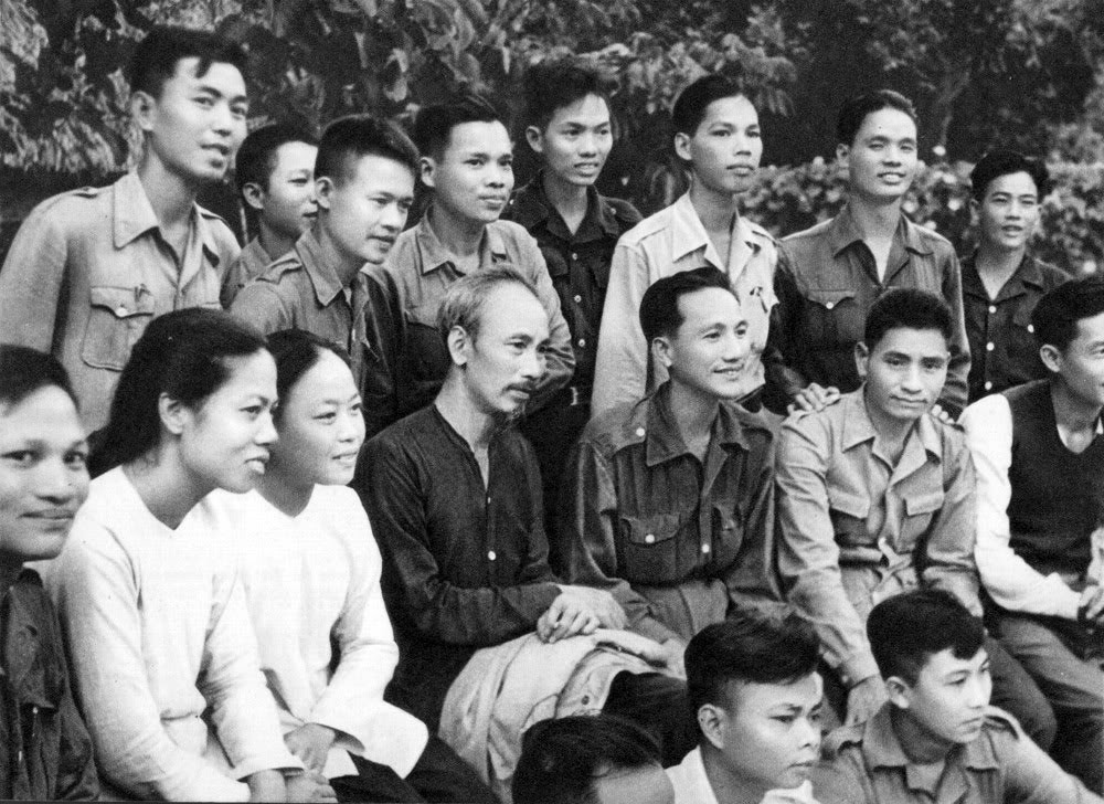Chủ tịch Hồ Chí Minh với đoàn đại biểu Nam Bộ từ miền Nam ra thăm miền Bắc, năm 1949. Ảnh tư liệu