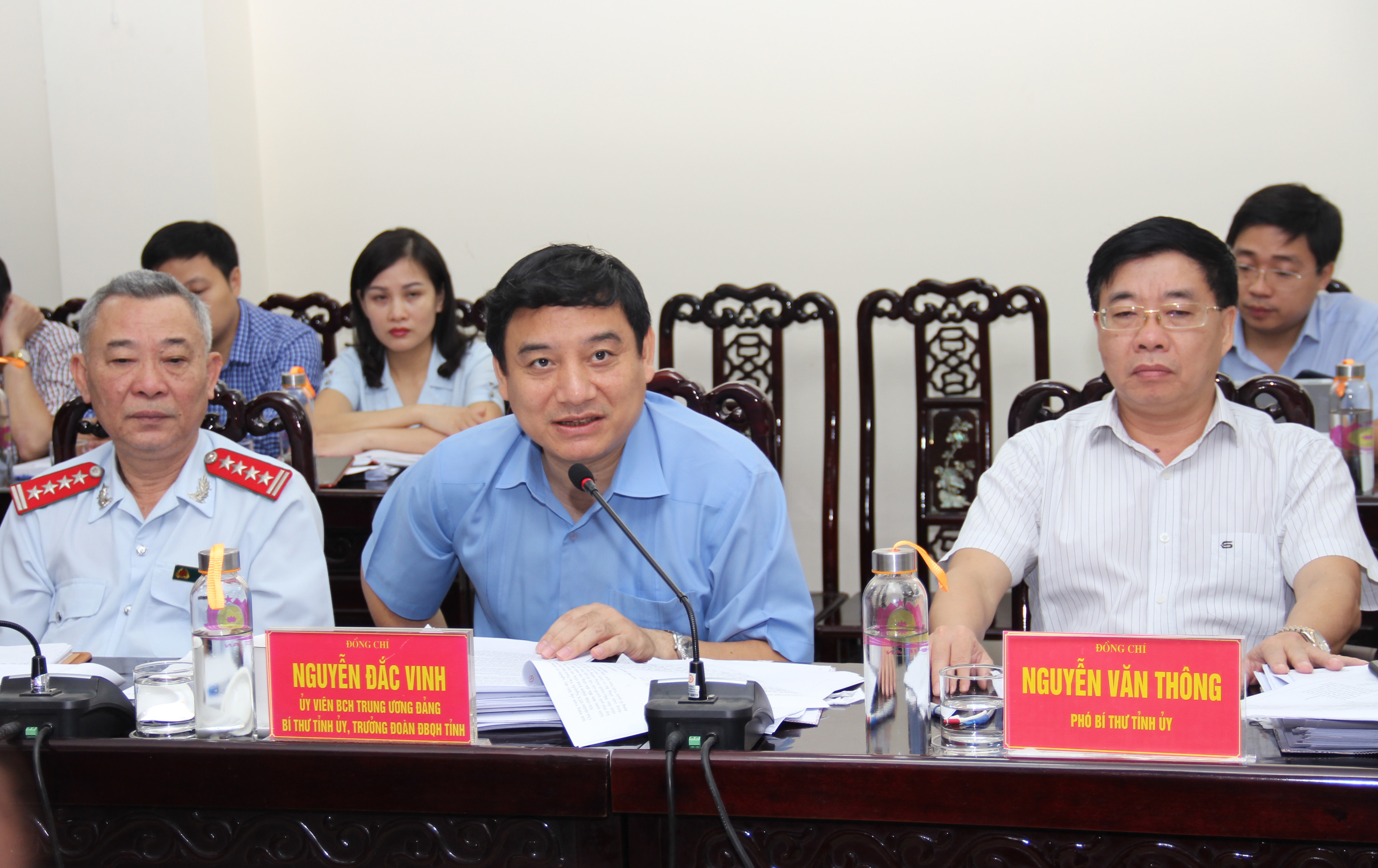 Đồng chí Bí thư Tỉnh ủy Nguyễn Đắc Vinh trả lời các phản ánh, kiến nghị của người dân. Ảnh: Hoài Thu