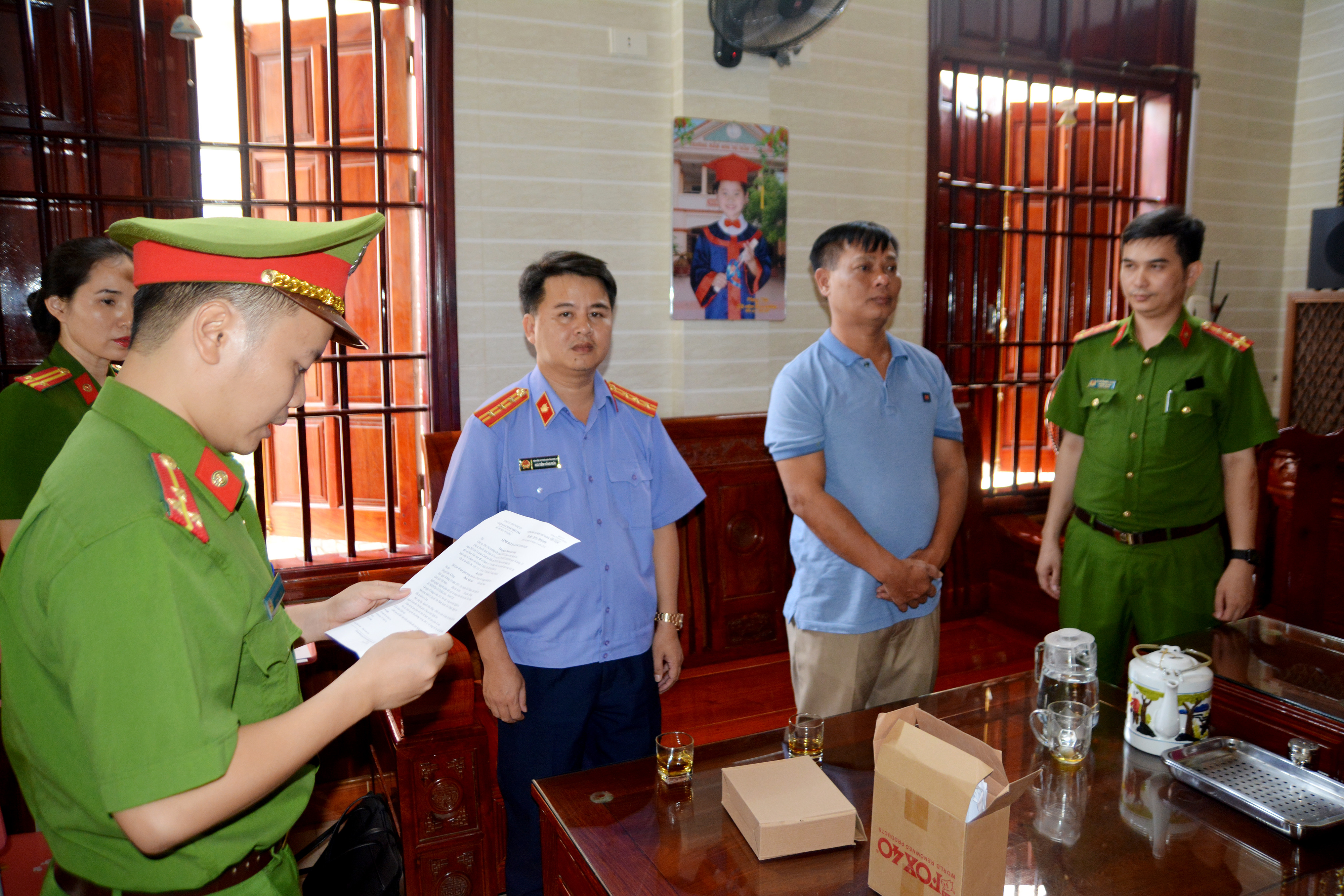 Cơ quan CSĐT Công an tỉnh Nghệ An thi hành lệnh bắt tạm giam bị can Phan Việt Anh. Ảnh: Đức Vũ