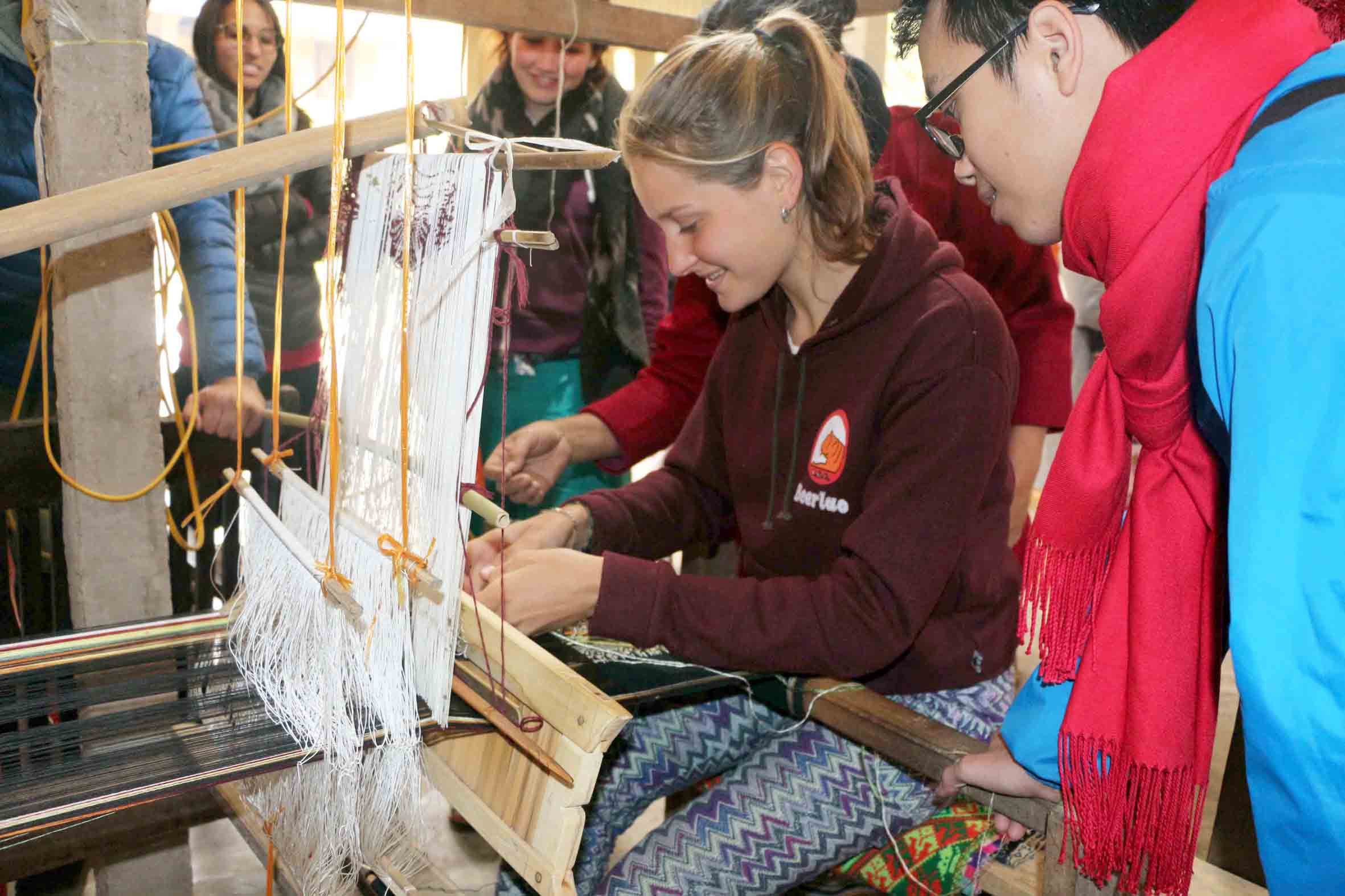 Du khách trải nghiệm ở làng nghề dệt thổ cẩm bản Hoa Tiến, Quỳ Châu. Ảnh: Tư liệu