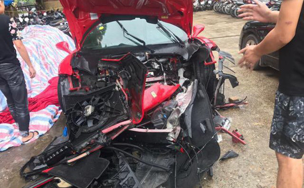 Siêu xe của Tuấn Hưng từng bị tai nạn, hư hỏng nặng phần đầu.