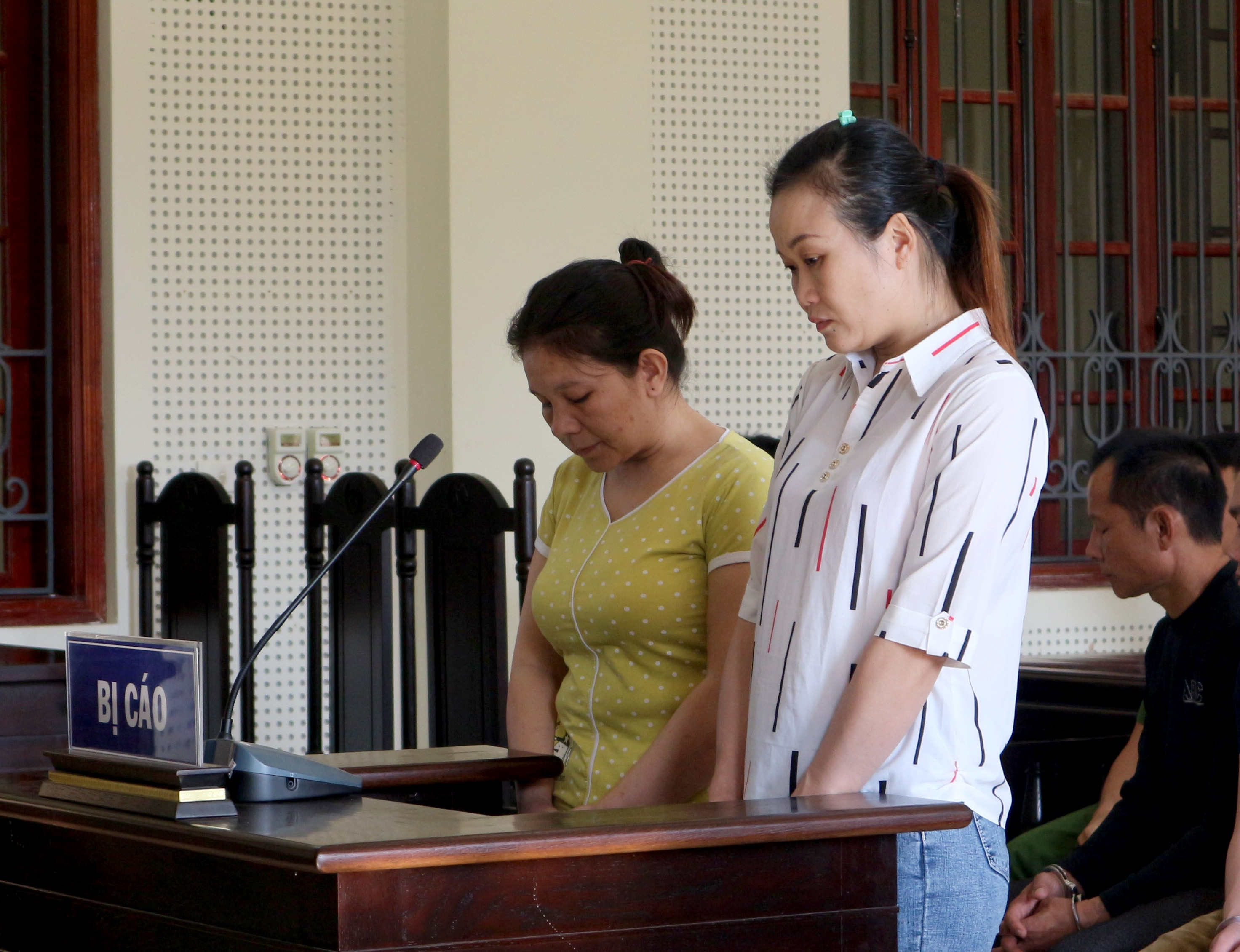 2 bị cáo Ngân Thị Đua, Vi Thị Hoài Thanh tại phiên tòa. Ảnh: Trần Vũ