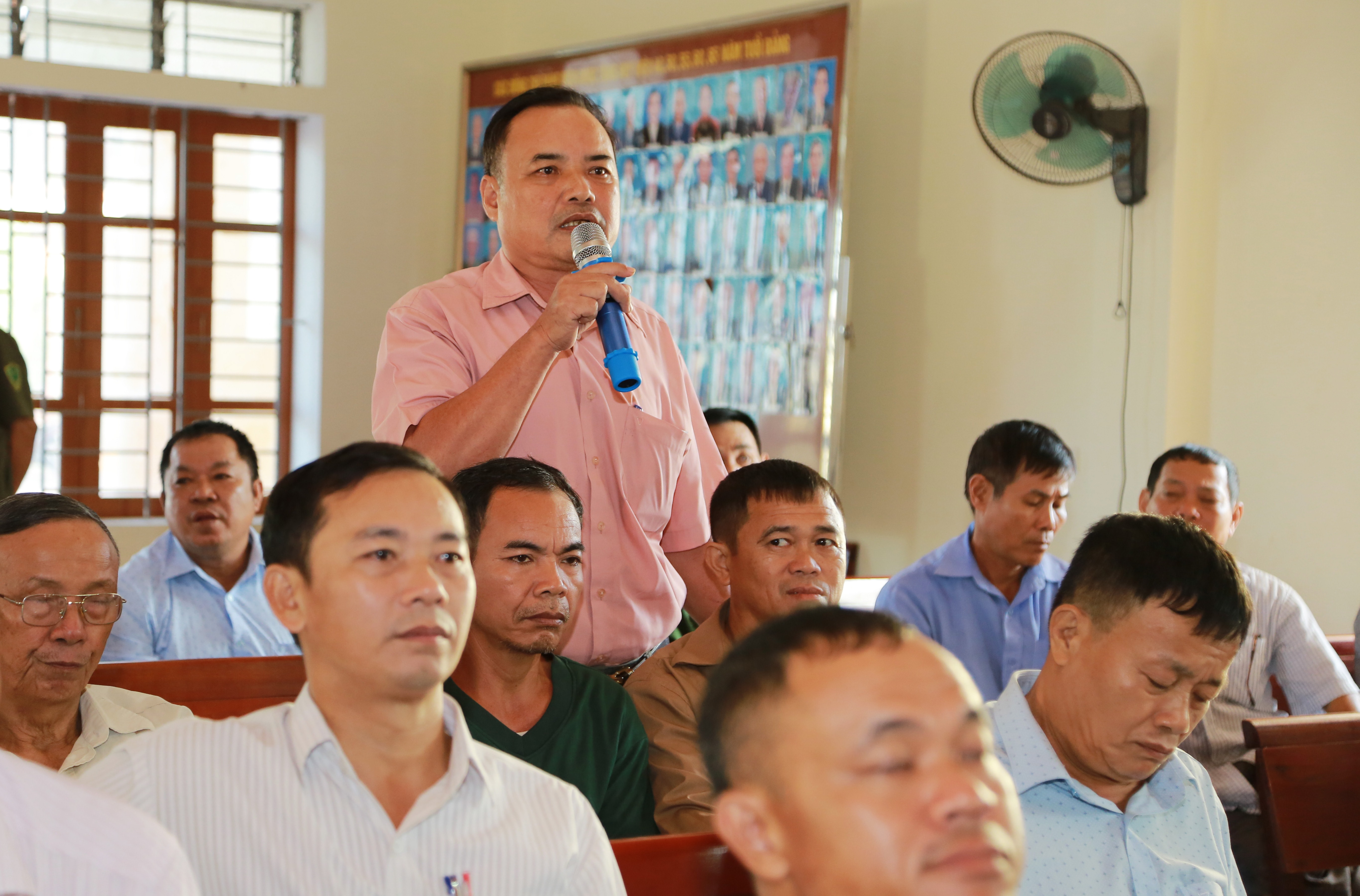Cử tri phát biểu tại buổi tiếp xúc. Ảnh: Đào Tuấn