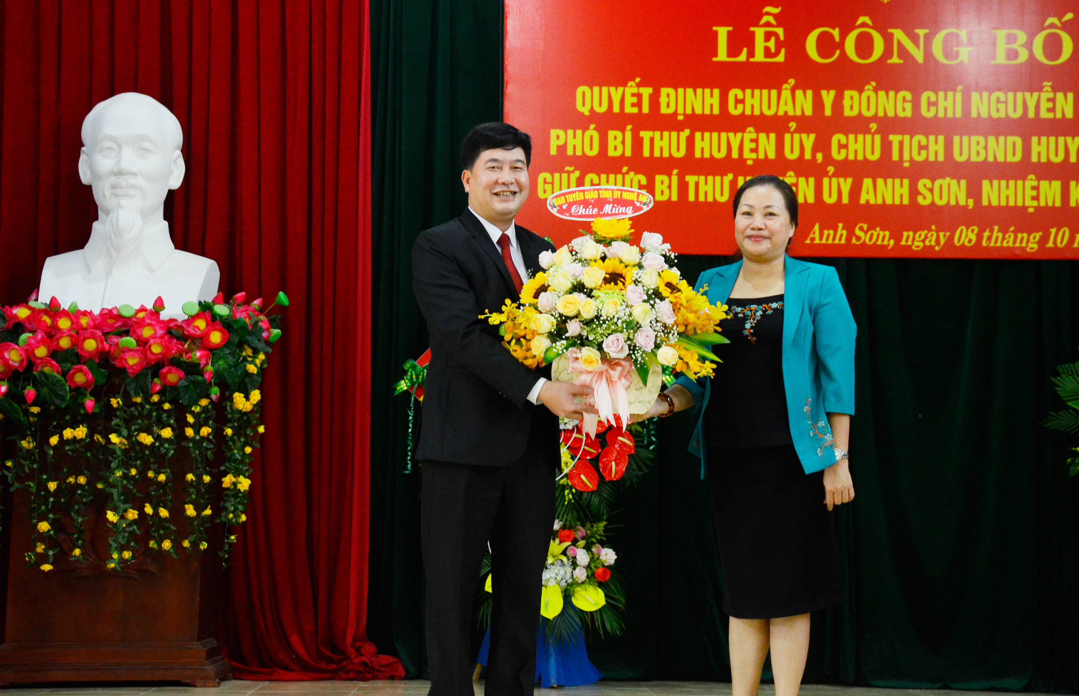 Đồng chí Nguyễn Thị Thu Hường tặng hoa chúc mừng đồng chí Nguyễn Hữu Sáng. Ảnh: Thanh Lê
