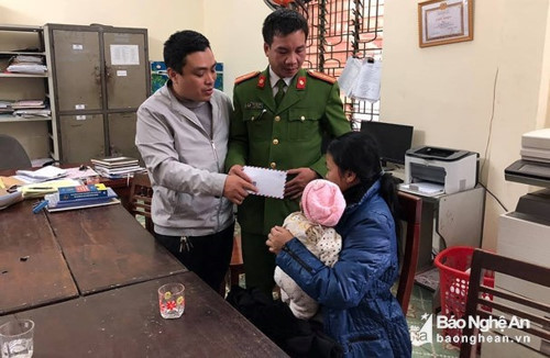 Lực lượng chức năng hỗ trợ một phụ nữ quê ở xã Hữu Kiệm ( Kỳ Sơn) bị dụ dỗ sang Trung Quốc sinh con trở về nhà. Ảnh Tư liệu
