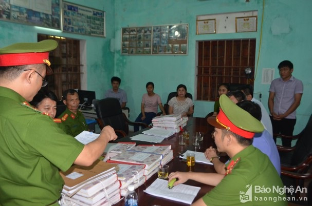 Cán bộ Phòng cảnh sát kinh tế tống đạt các quyết định khởi tố bị can liên quan đến sai phạm ở Ban quản lý rừng phòng hộ Yên Thành. Ảnh tư liệu