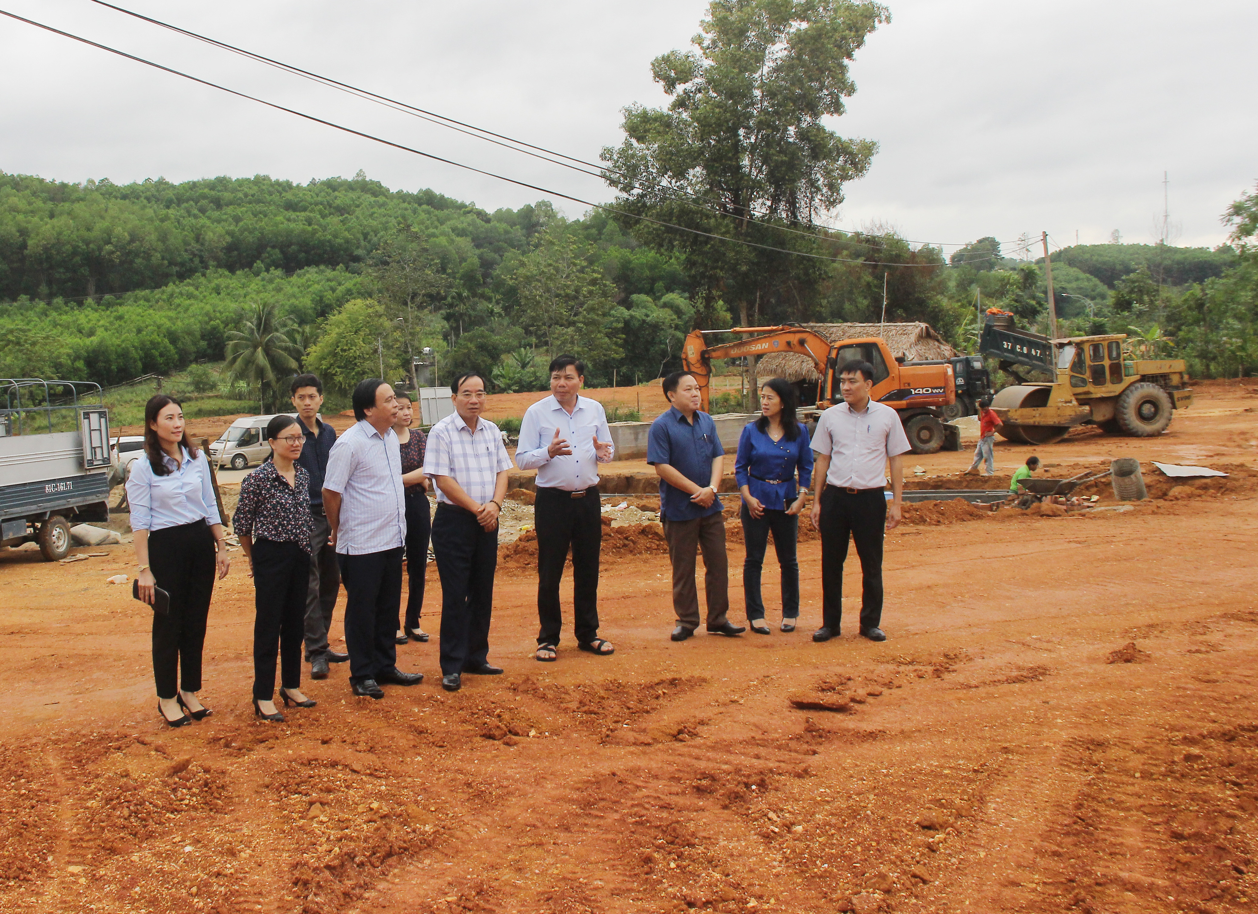 Đoàn khảo sát tiến độ thi công khu tái định cư dự án thủy điện bản Mồng. Ảnh: Mai Hoa