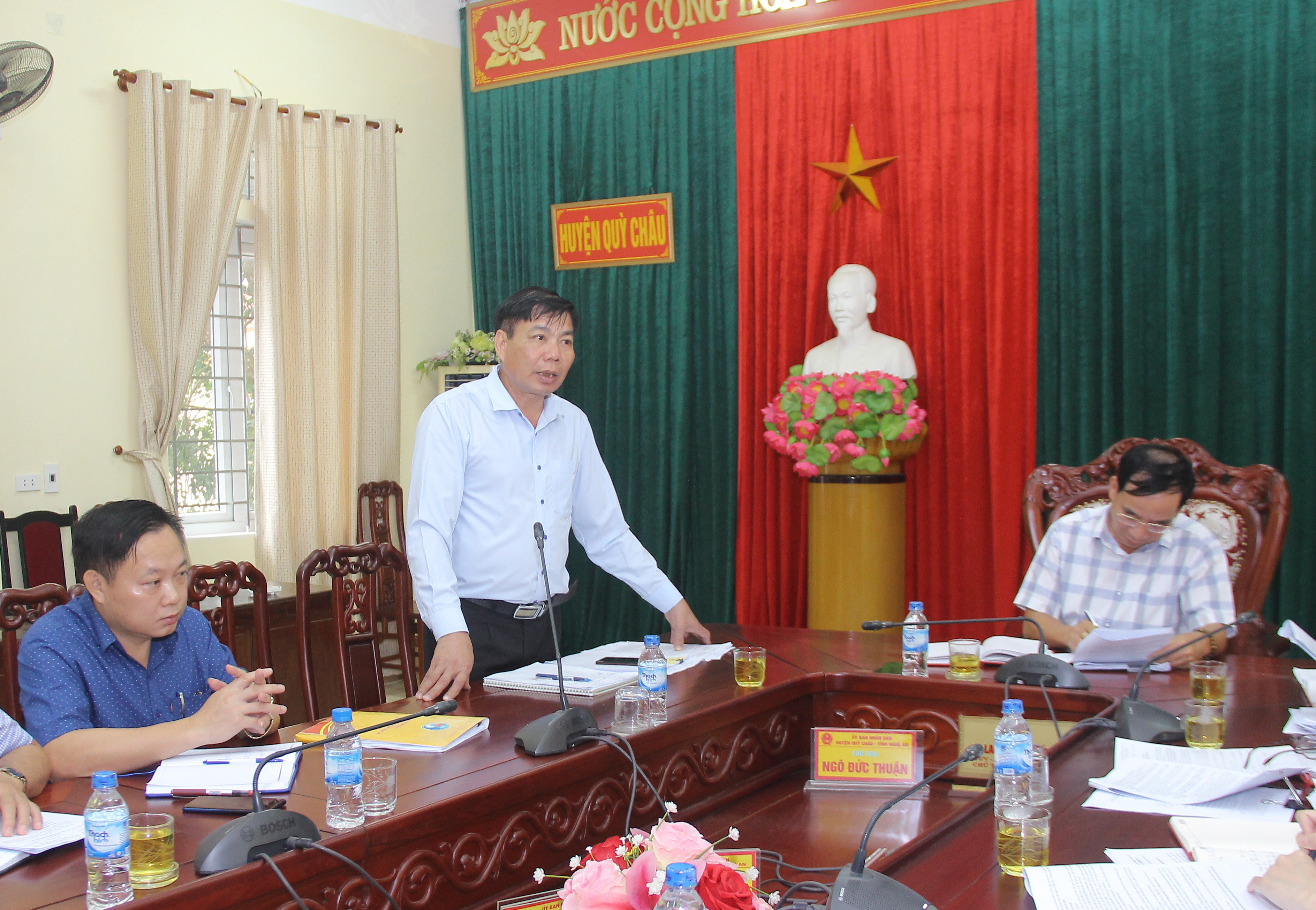 Chủ tịch UBND huyện Ngô Đức Thuận làm rõ một số vấn đề mà đoàn giám sát quan tâm. Ảnh: Mai Hoa