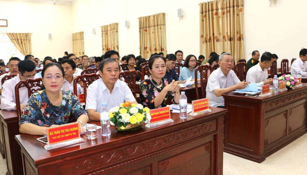 Đại diện UB Mặt trận Tổ quốc tỉnh và các ban, sở ngành, doanh nghiệp dự đối thoại với Thường trực Thị ủy Thái Hòa. Ảnh: Nguyễn Hải