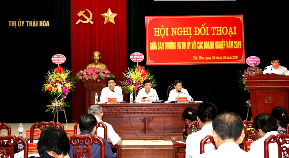 Thường trực Thị ủy Thái Hòa lắng nghe ý kiến phát biểu từ người lao động và đại diện doanh nghiệp. Ảnh: Nguyễn Hải