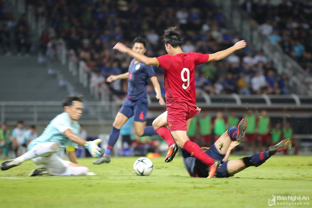 Nguyễn Văn Toàn bỏ lỡ cơ hội ghi bàn vào lưới Đội tuyển Thái Lan. Ảnh tư liệu