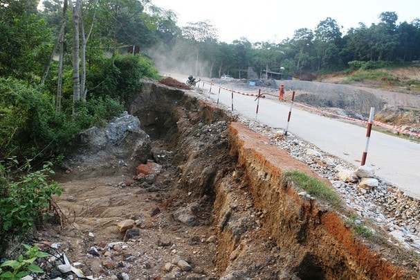 Đoạn sạt lở dài 30m đoạn qua địa bàn bản Mồng, xã Châu Bình, huyện Quỳ Châu. Ảnh tư liệu