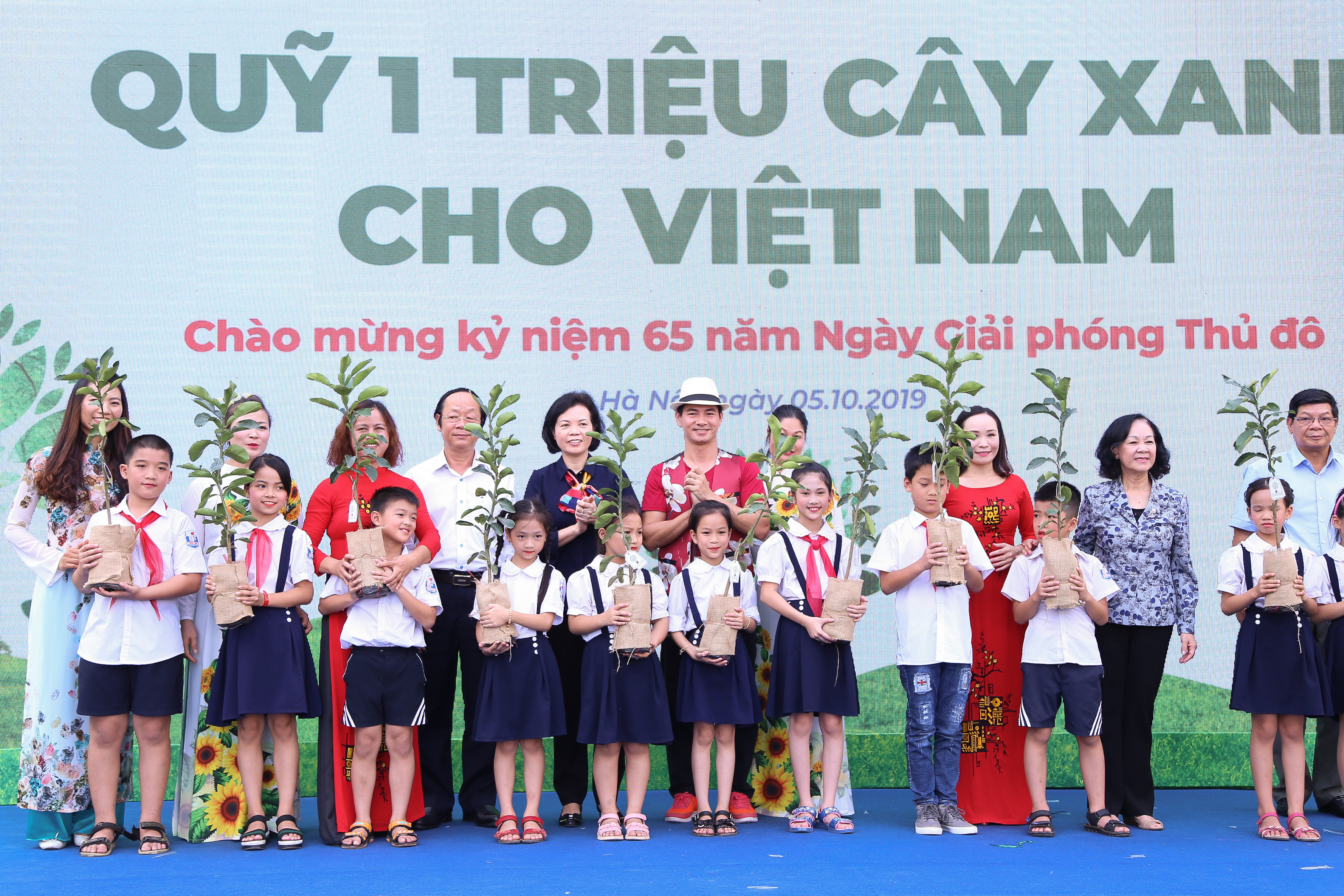Bà Trương Thị Mai cùng các đại biểu trao gửi thông điệp từ Quỹ 1 triệu cây xanh cho Việt Nam đến các em học sinh, mong các em biết yêu thiên nhiên và bảo vệ môi trường.