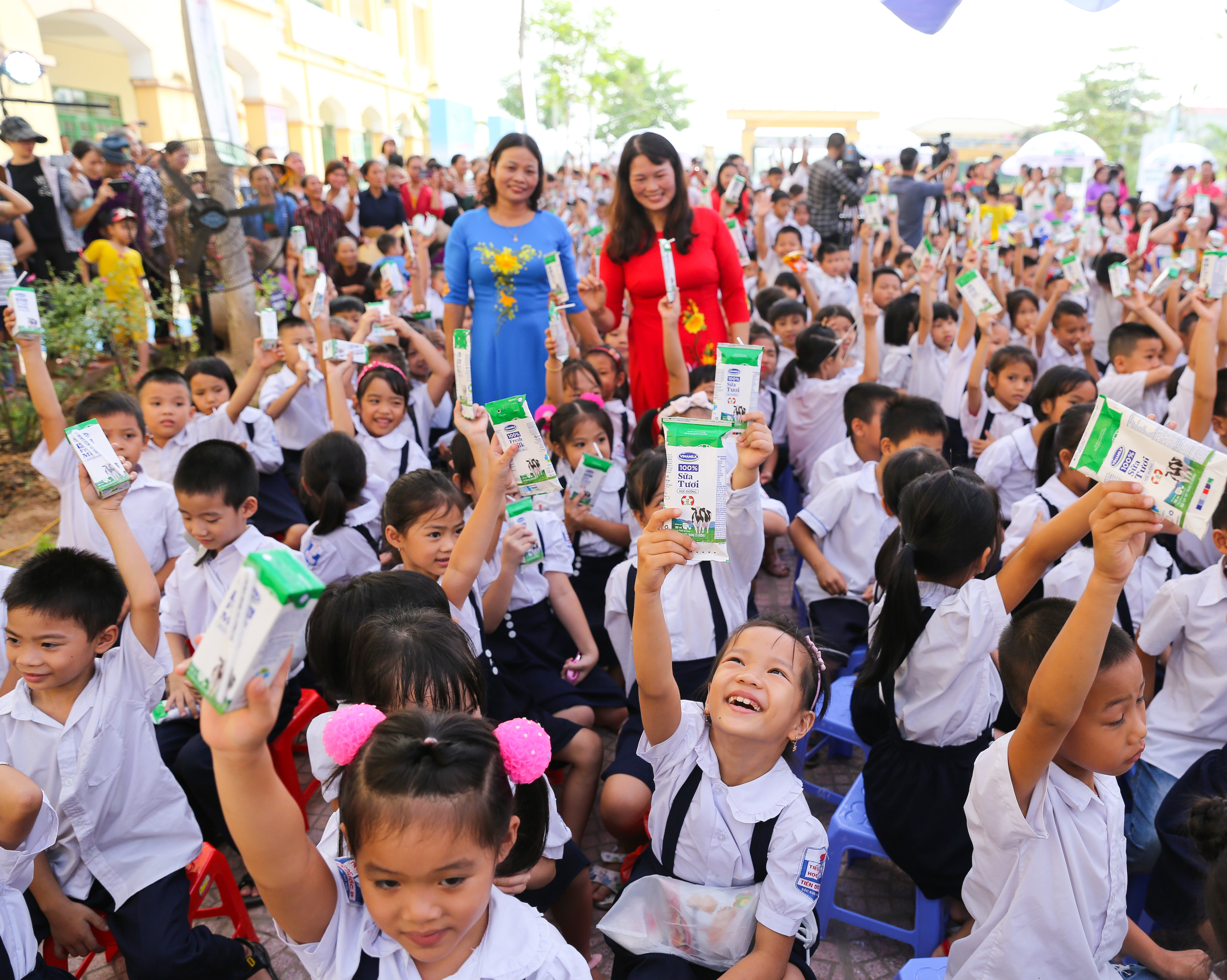 Niềm vui uống sữa của các em học sinh Hà Nội tại chương trình.