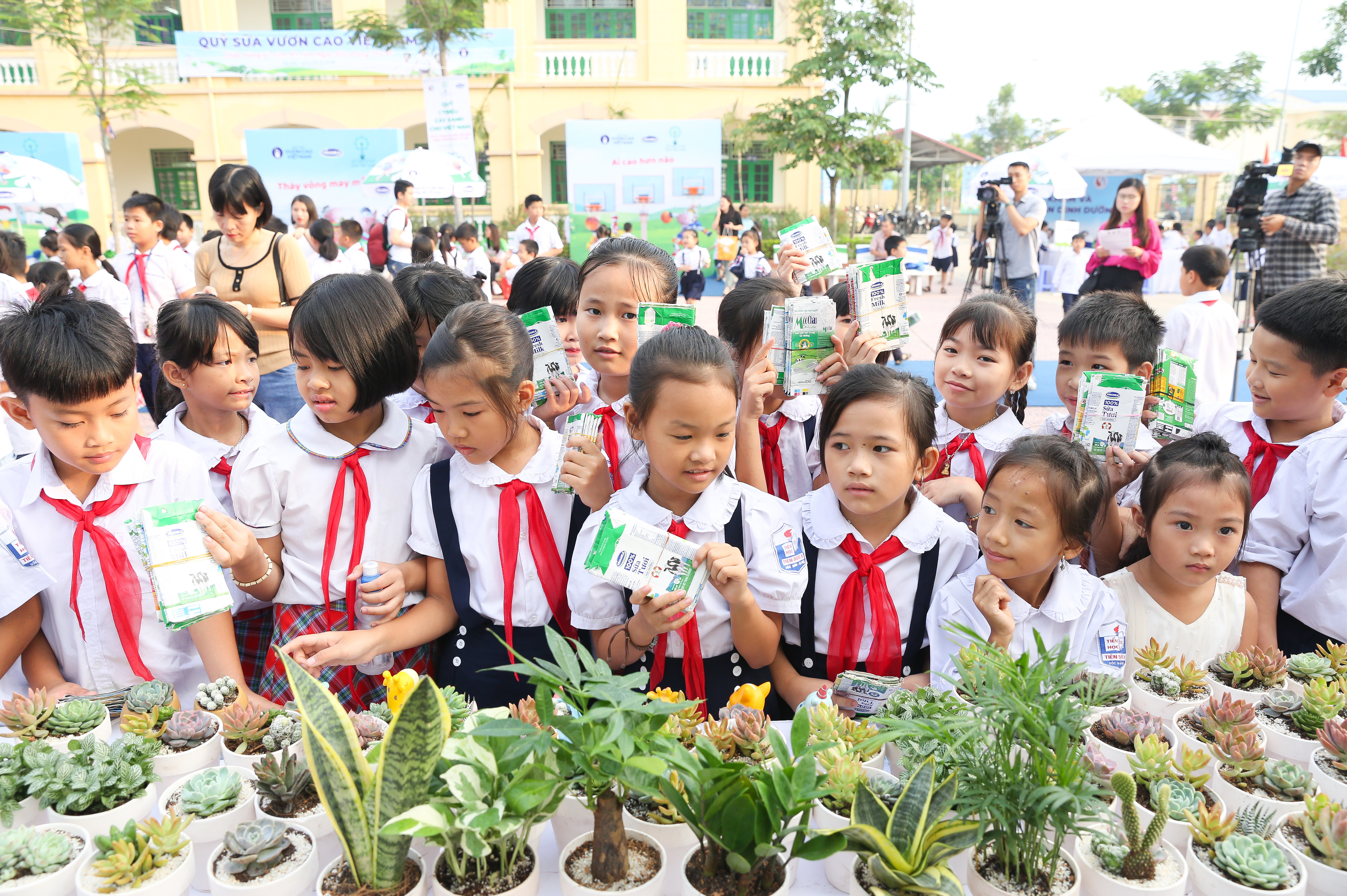 Các em học sinh Thủ Đô hào hứng tham gia các hoạt động đầy ý nghĩa tại chương trình.