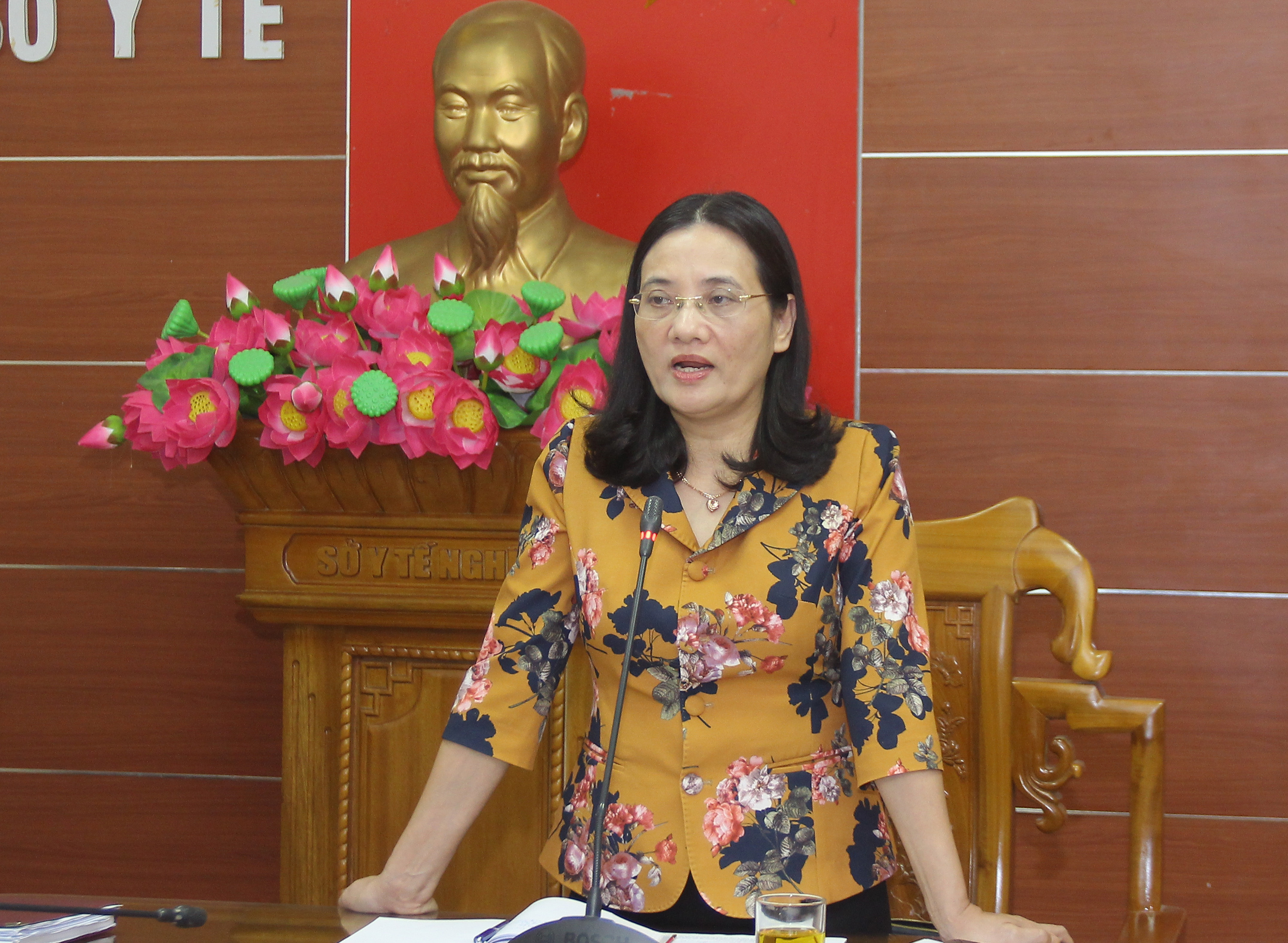 Phó Chủ tịch HĐND tỉnh Cao Thị Hiền điều hành phiên giải trình. Ảnh: Mai Hoa