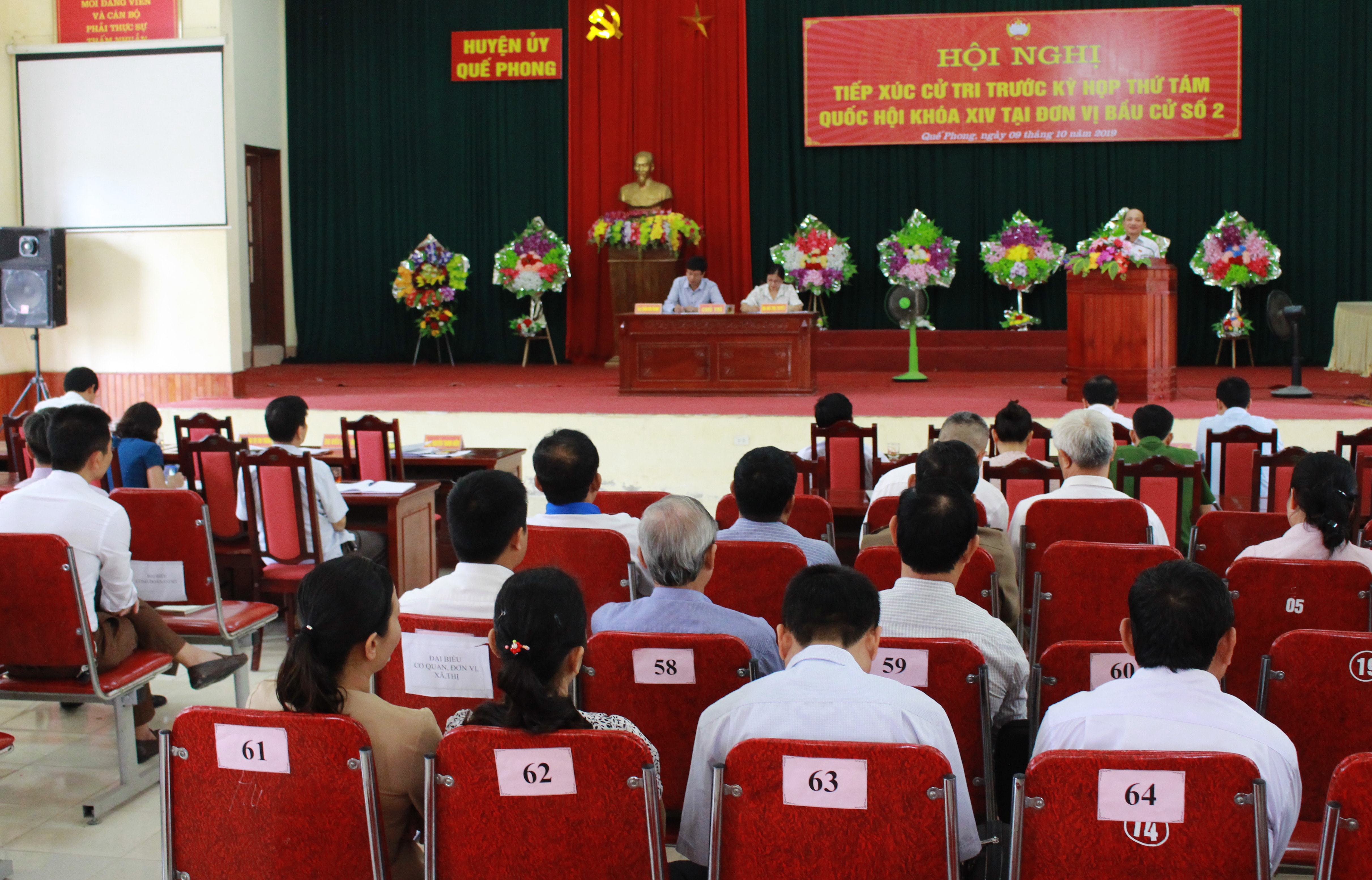 Sáng 30/9, các đại biểu Quốc hội gồm các ông, bà: Nguyễn Thanh Hiền - Ủy viên Ban Chấp hành Đảng bộ tỉnh, Phó trưởng Đoàn đại biểu Quốc hội tỉnh Nghệ An; Hoàng Thị Thu Trang – Bí thư huyện ủy Nghĩa Đàn đã có buổi tiếp xúc cử tri trước kỳ họp thứ 8, Quốc hội khóa XIV, tại huyện Quế Phong. Ảnh: Phương Thúy