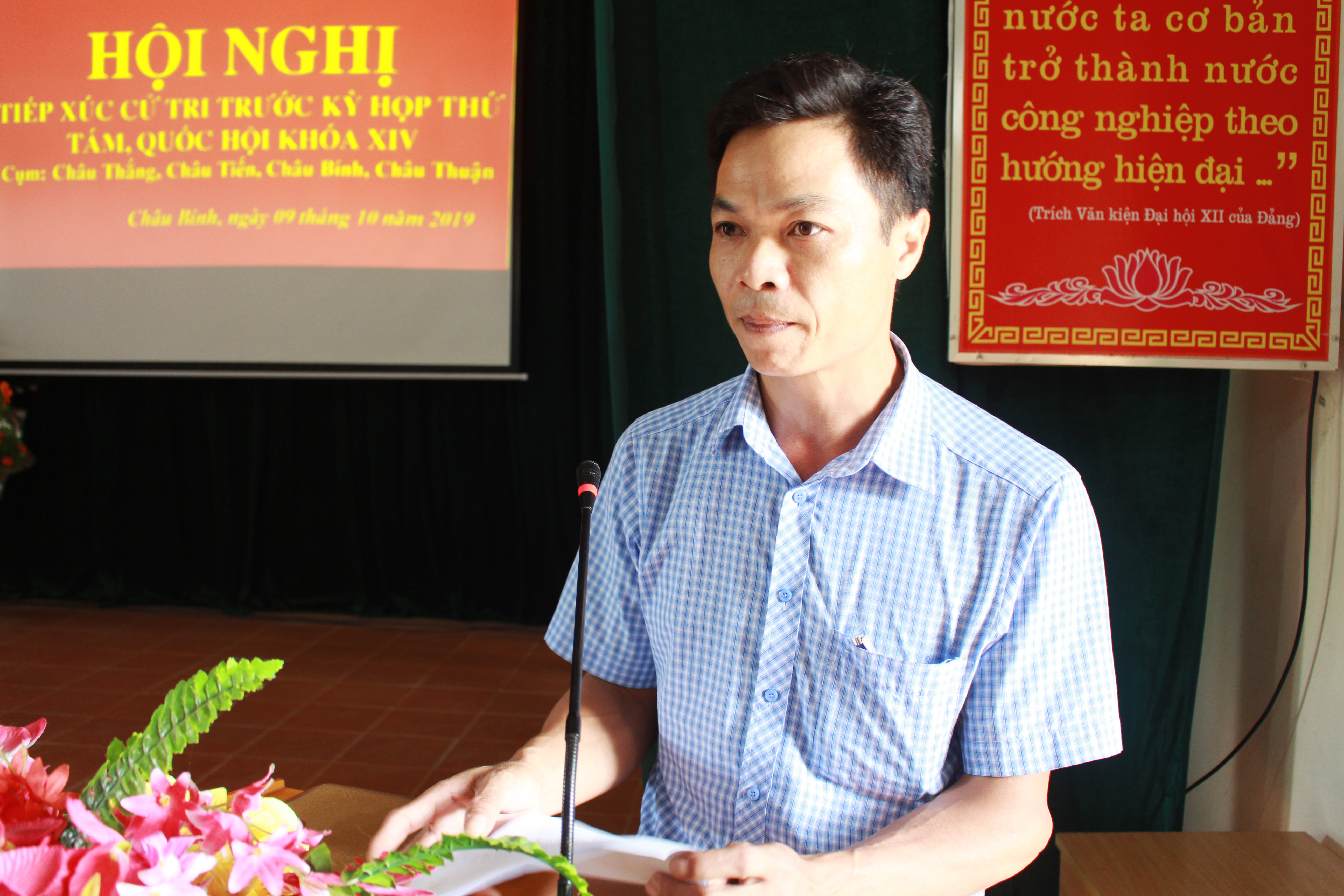 Cử tri Hà Văn Chinh, xã Châu Thuận kiến nghị với Quốc hội. Ảnh: Phương Thúy
