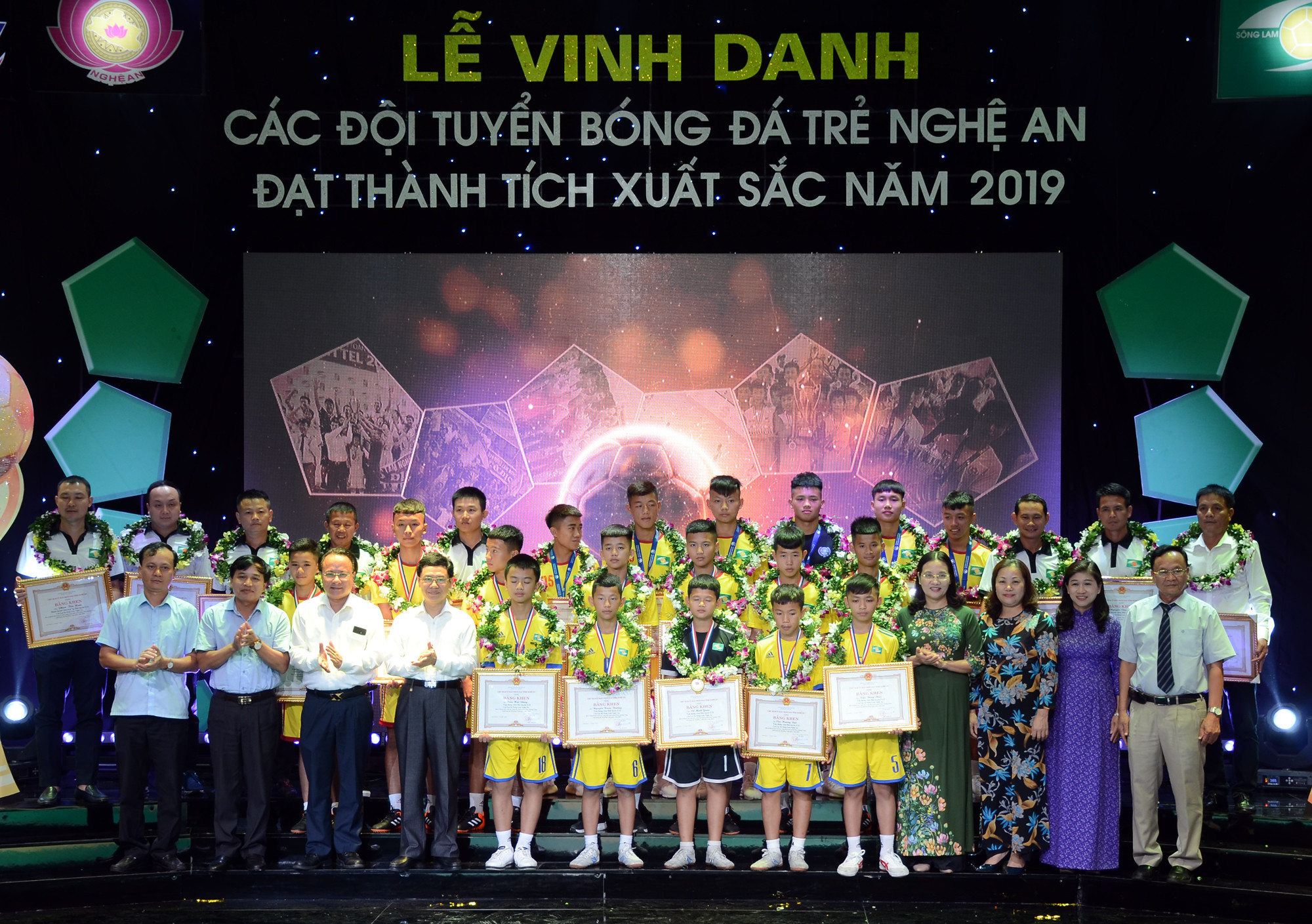 Lễ tôn vinh các đội bóng đá trẻ tỉnh Nghệ An giành chức vô địch quốc gia năm 2019. Ảnh: Đức Anh