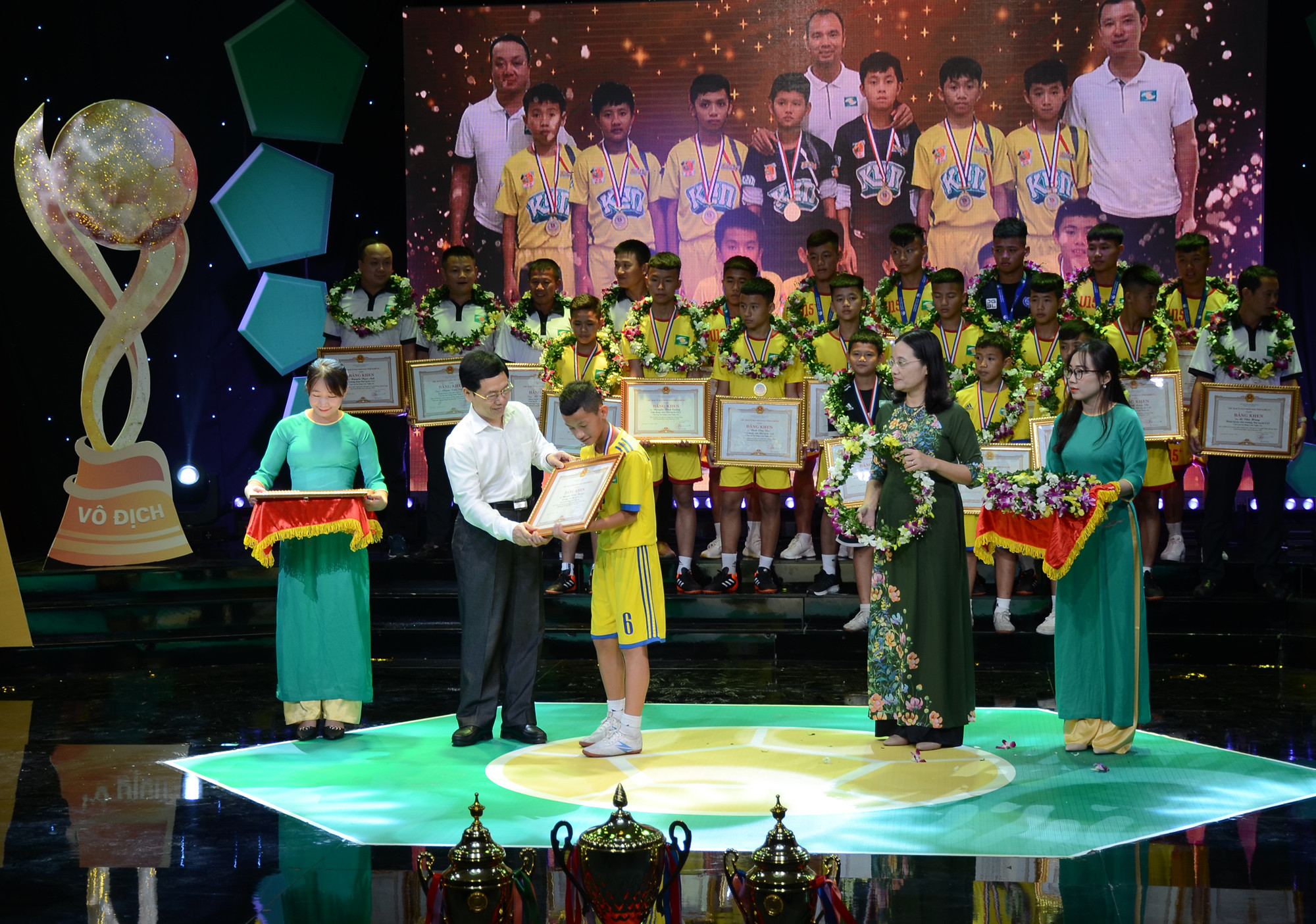 Tặng bằng khen của tỉnh Nghệ An cho các cầu thủ trẻ xuất sắc. Ảnh: Đức Anh