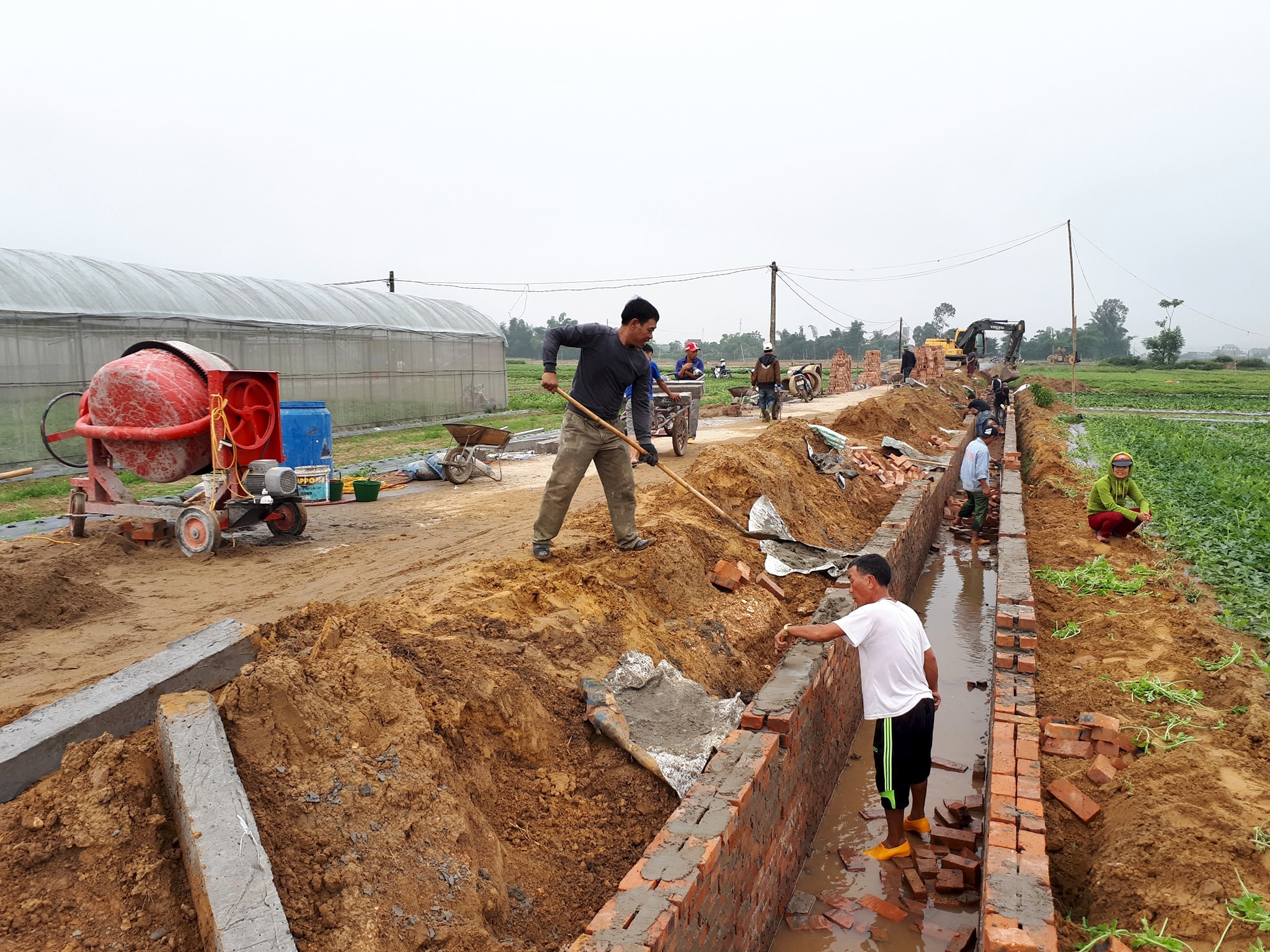 Hội viên nông dân tích cực đóng góp ngày công làm hệ thống thủy lợi. Ảnh: Thanh Phúc