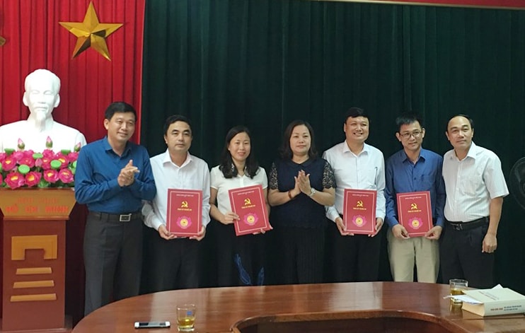 Đồng chí Nguyễn Thị Thu Hường, Ủy viên BTV Tỉnh ủy, Trưởng Ban Tuyên giáo Tỉnh ủy cùng các đồng chí lãnh đạo Ban trao quyết định điều động, bổ nhiệm cho các trưởng phòng chuyên môn
