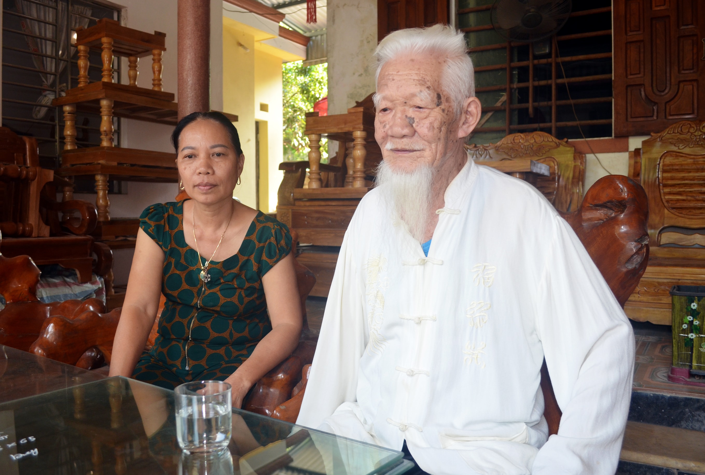 Cụ Phạm Anh Tuấn và con gái - bà Phạm Thị Tuyết.