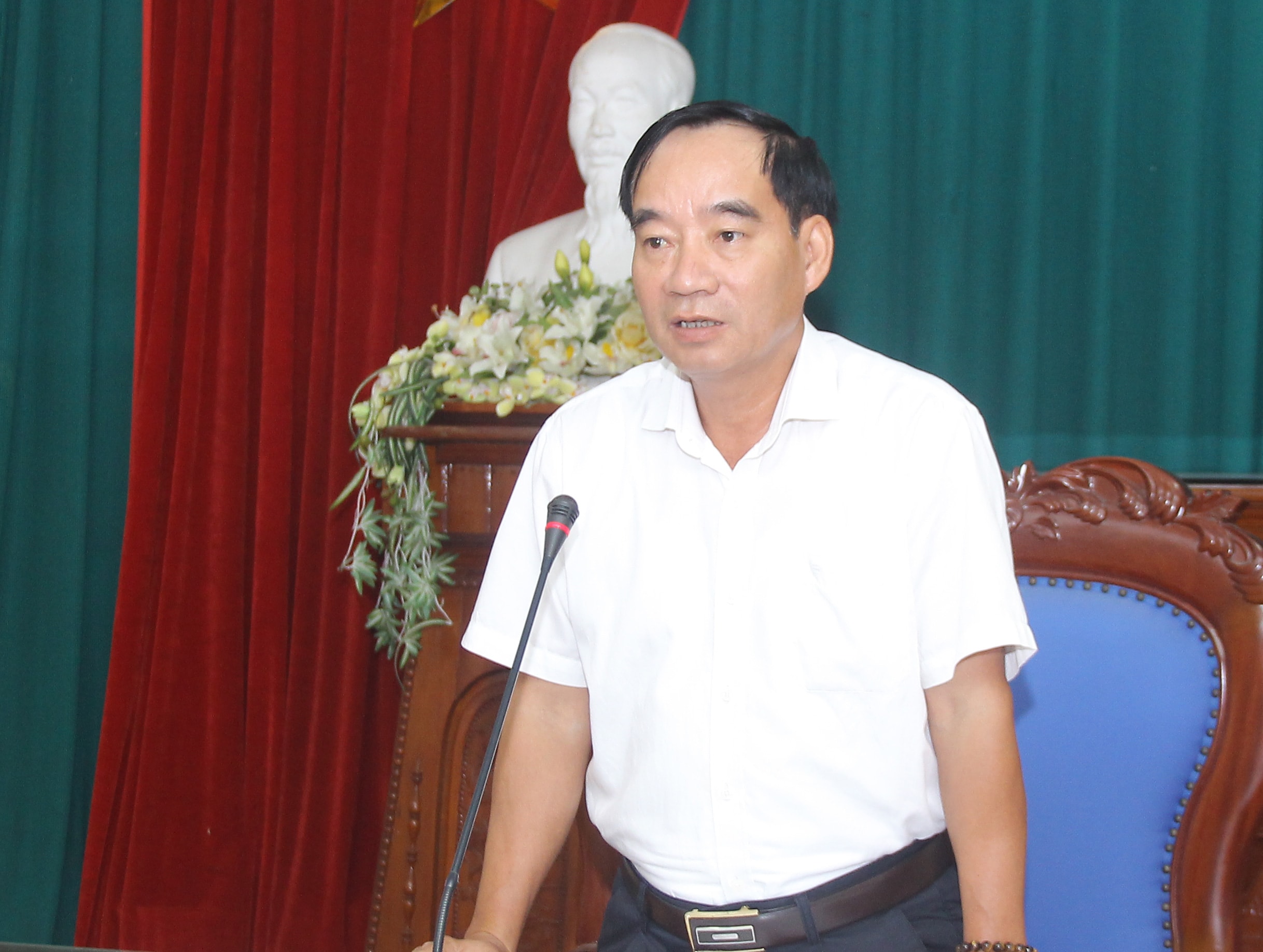 Phó Chủ tịch HĐND tỉnh Hoàng Viết Đường giám át hiệu qur hoạt đọng cảu HTX tại Quế Phong. Ảnh: Mai Hoa