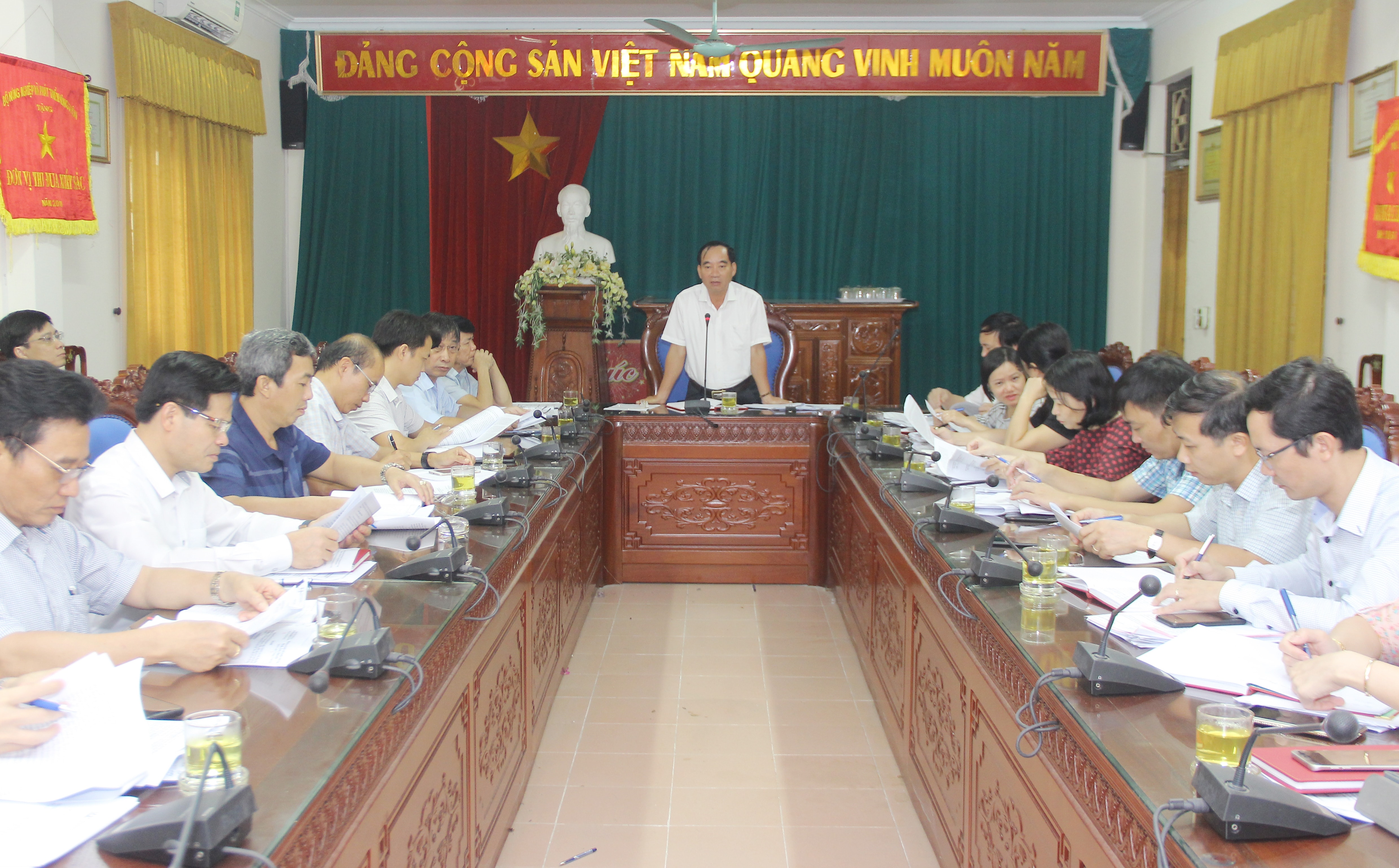 Sáng 10/10, Thường trực HĐND tỉnh có cuộc làm việc với Sở Nông nghiệp và Phát triển nông thôn theo chương trình giám sát việc giải quyết kiến nghị của cử tri trên địa bàn tỉnh. Đồng chí Hoàng Viết Đường - Ủy viên Ban Chấp hành Đảng bộ tỉnh, Phó Chủ tịch HĐND tỉnh chủ trì cuộc làm việc.  Chưa có cơ sở chuyển đất nông nghiệp. 