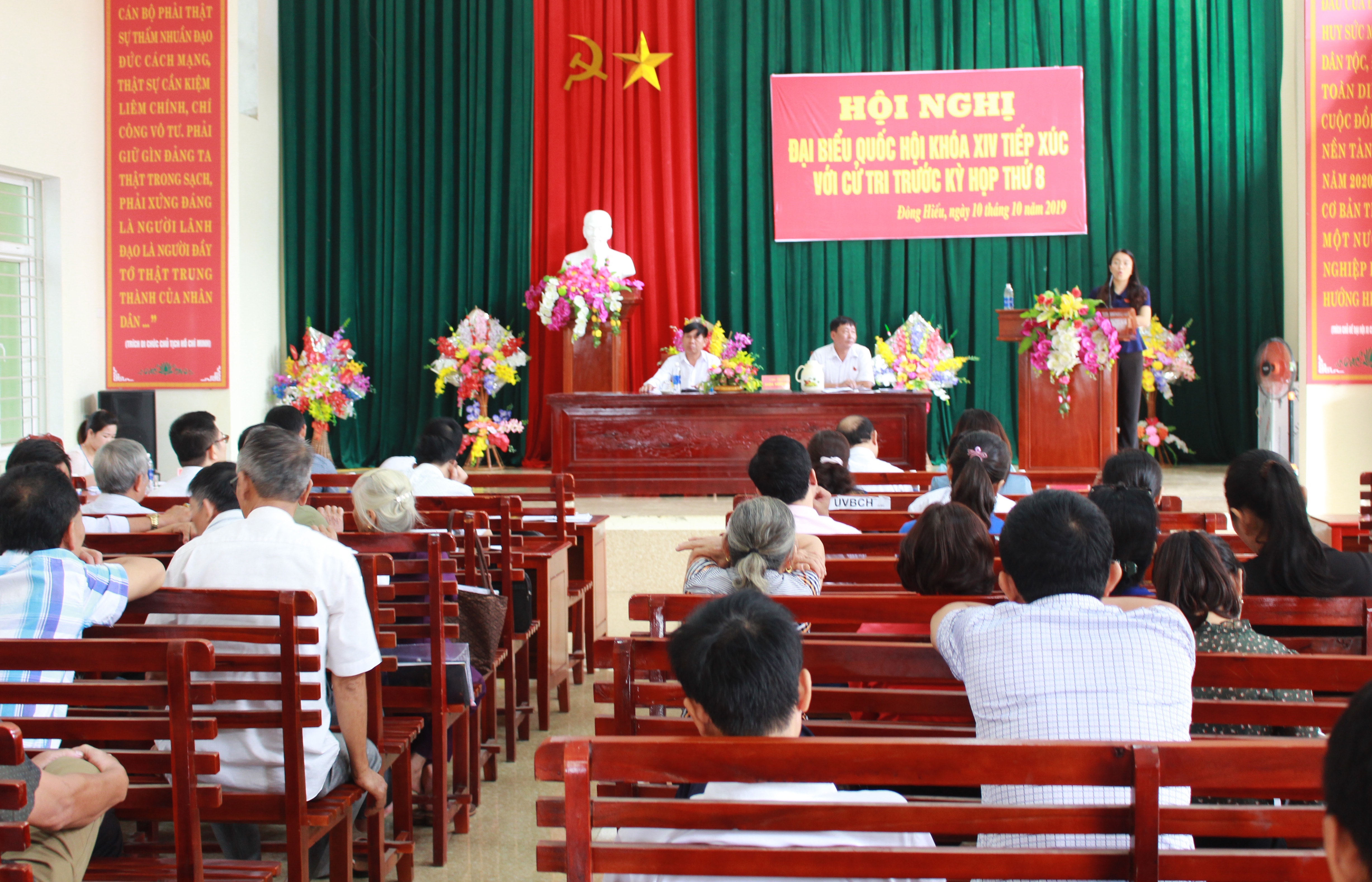 Sáng 10/10, các đại biểu Quốc hội: Nguyễn Thanh Hiền - Ủy viên Ban Chấp hành Đảng bộ tỉnh, Phó trưởng Đoàn đại biểu Quốc hội tỉnh Nghệ An; Hoàng Thị Thu Trang - Bí thư Huyện ủy Nghĩa Đàn đã có buổi tiếp xúc cử tri trước kỳ họp thứ 8, Quốc hội khóa XIV, tại xã Đông Hiếu, Thị xã Thái Hòa. Ảnh: Phương Thúy