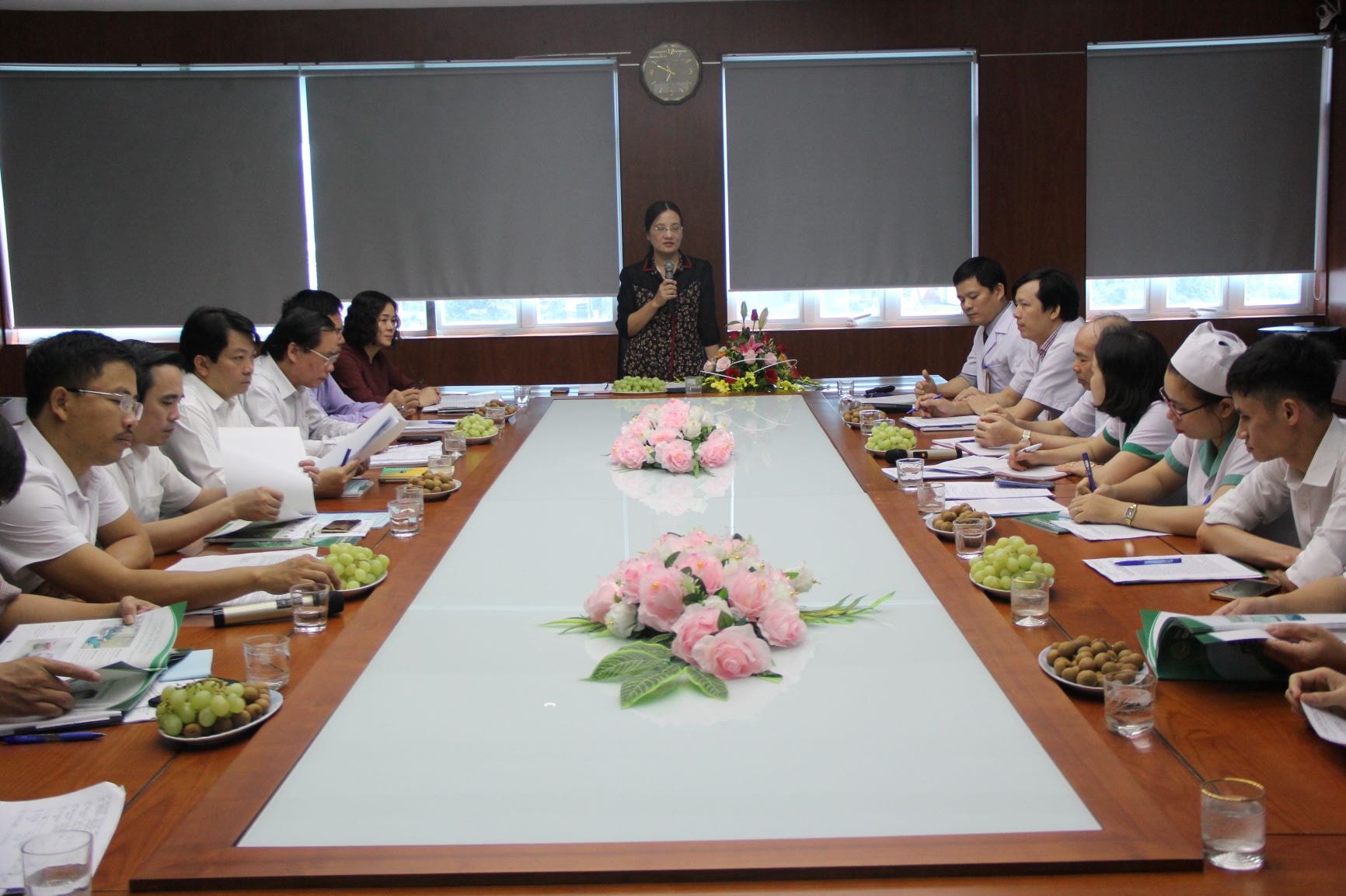 Đoàn làm việc tại Bệnh viện Đa khoa Quang Khởi. Ảnh: Tiến Hùng