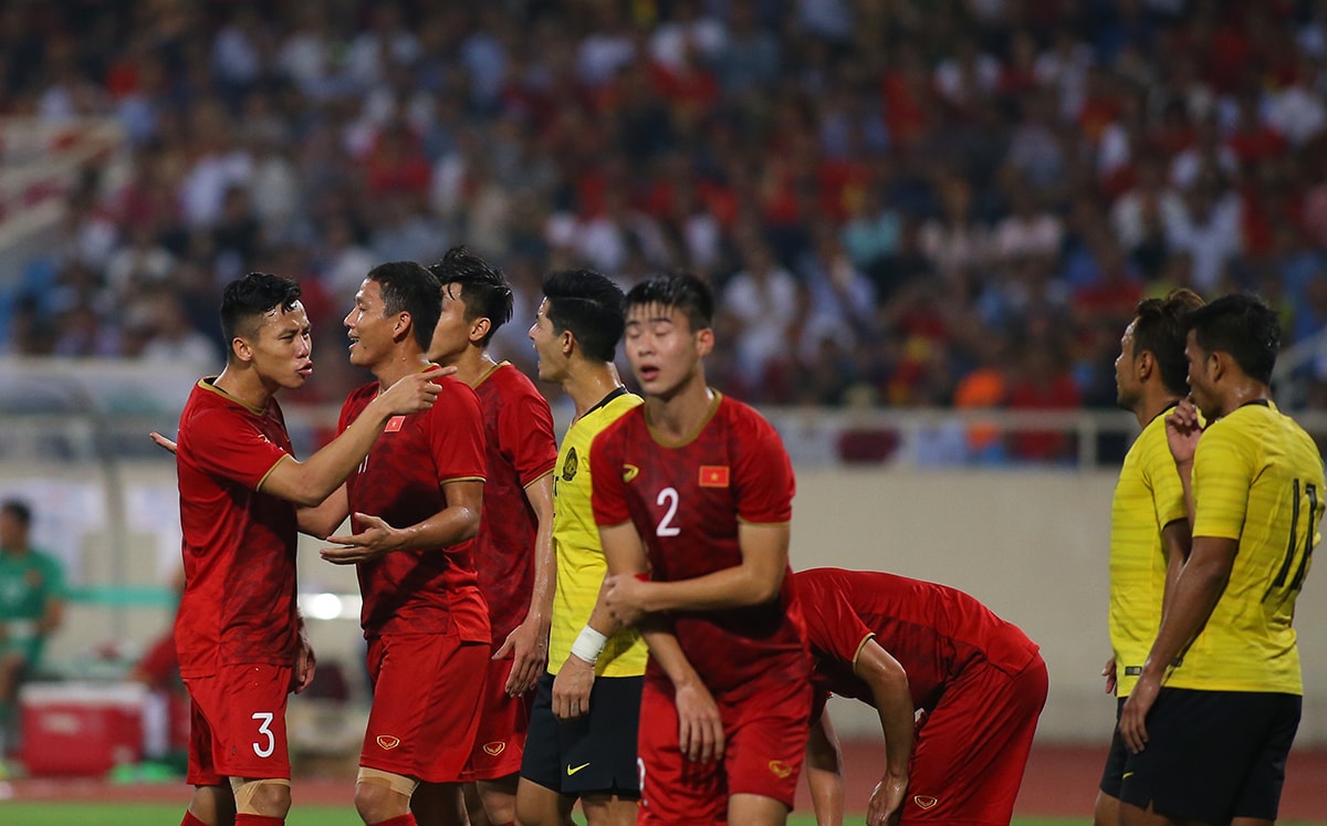 Cầu thủ Malaysia thi đấu khá tiểu xảo khiến đội trưởng Quế Ngọc Hải nhiều lần phải cảnh cáo. Ảnh: Trung Kiên