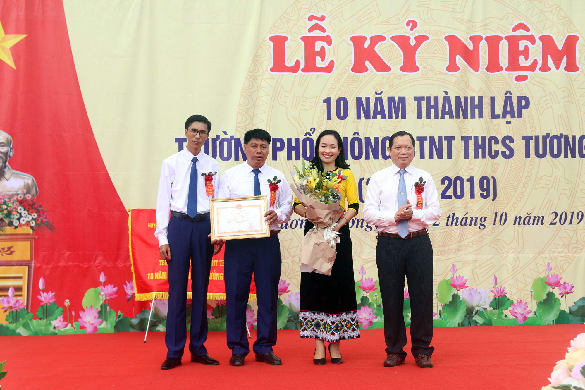 Nhân dịp này trường PTDTNT THCS Tương Dương vinh dự được nhận Bằng khen của các cấp.