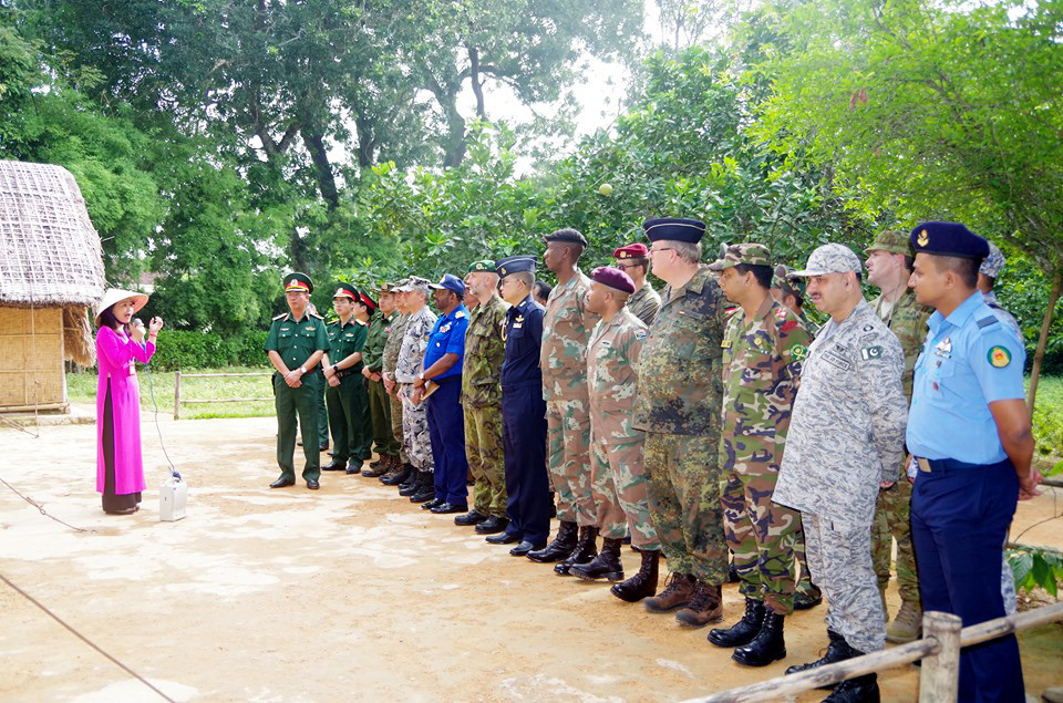 Đoàn cán bộ quân sự các nước tham quan quê nội Chủ tịch Hồ Chí Minh.