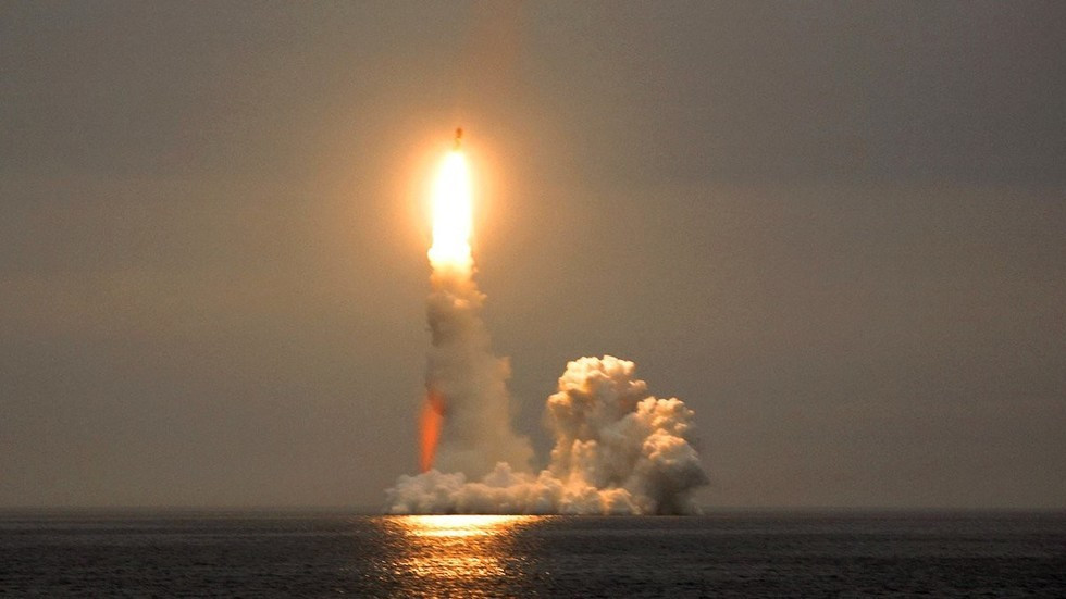 Tên lửa Bulava phóng từ tàu ngầm của Nga
