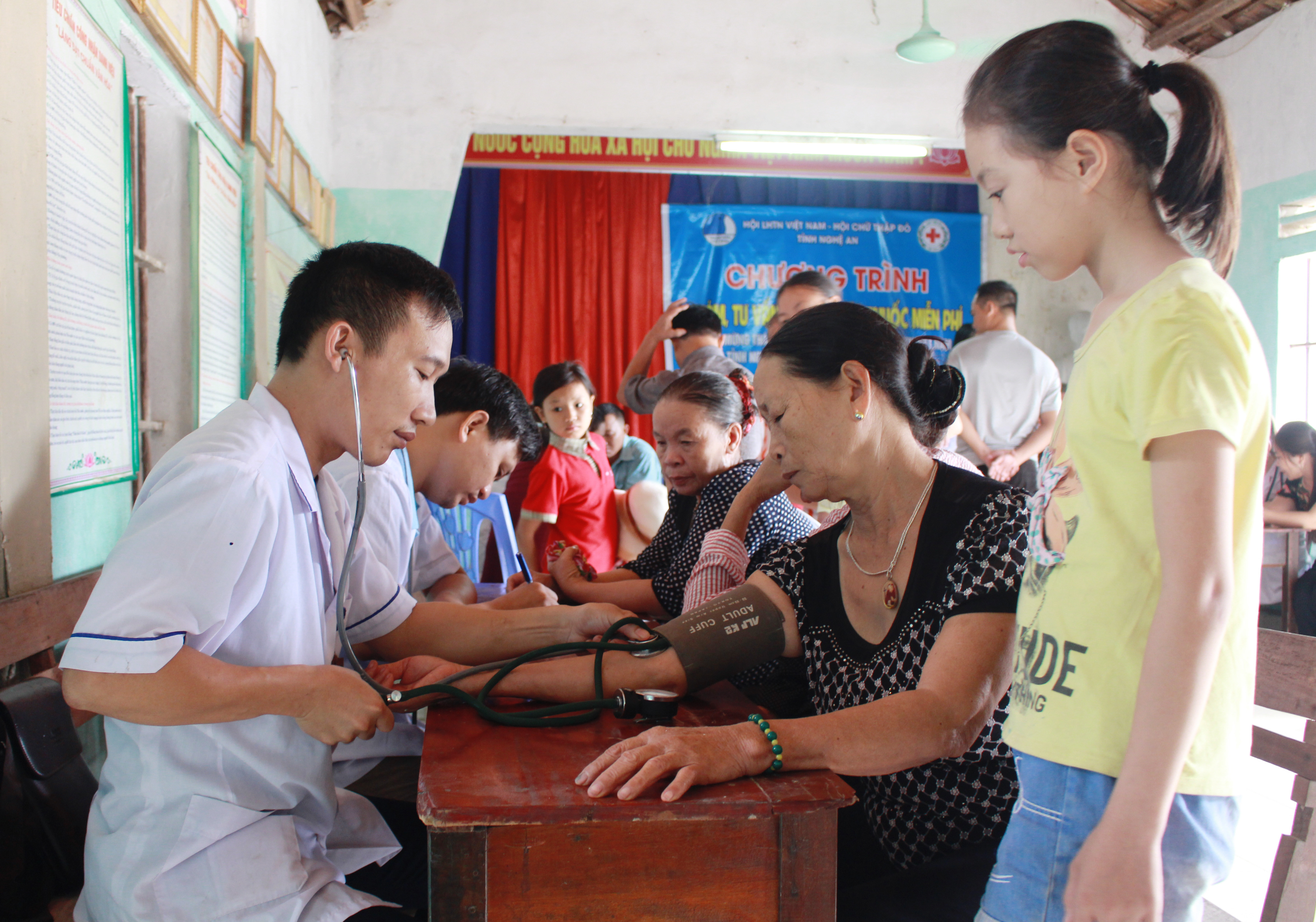 Người già, trẻ em, người có hoàn cảnh khó khăn thuộc xóm 3, xóm 4 thuộc giáo xứ Phi Lộc xã Diễn Quảng được các y, bác sỹ khám và tư vấn miễn phí. Ảnh: Phương Thúy