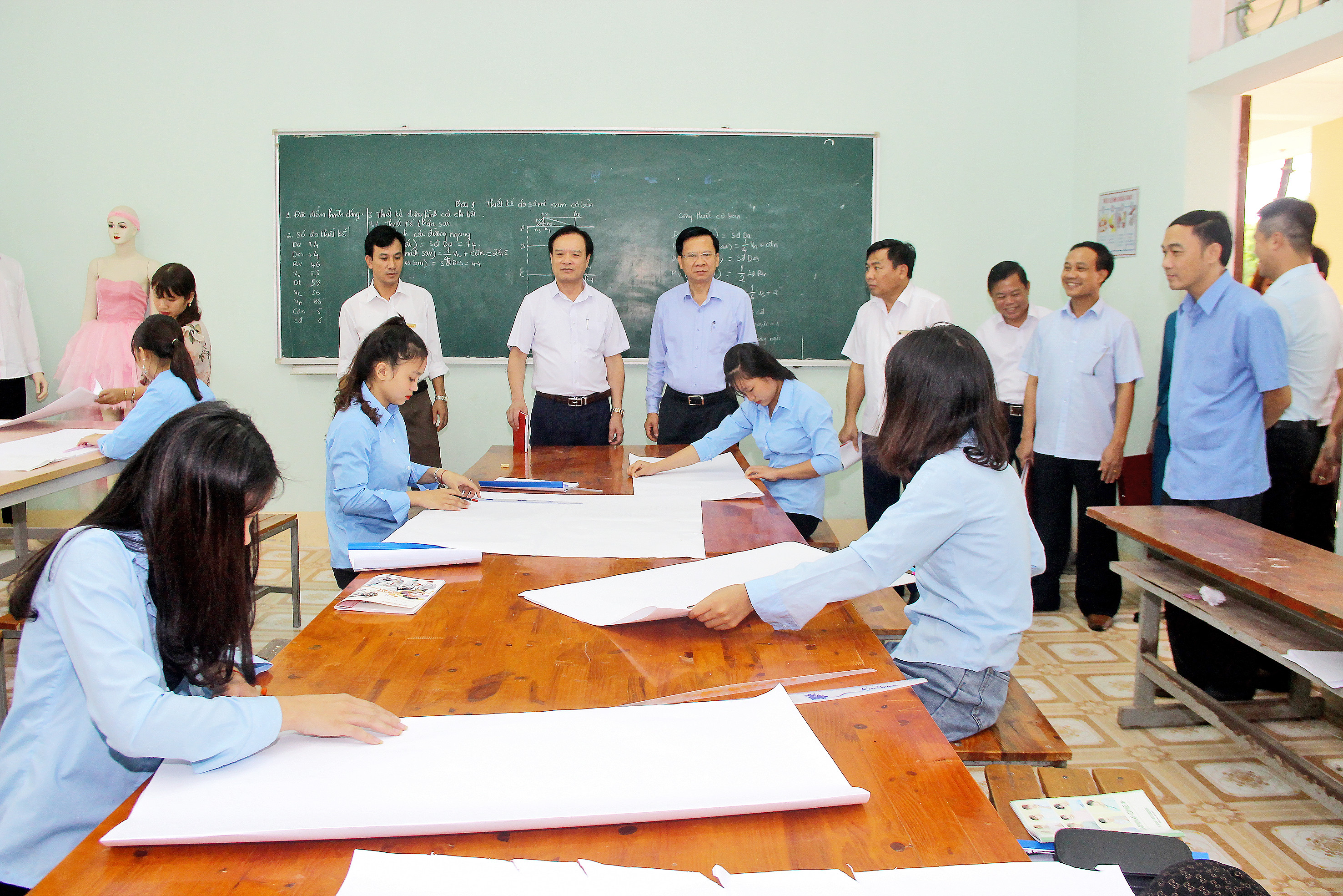 Đồng chí Hồ Phúc Hợp và đoàn công tác của tỉnh kiểm tra công tác đào tạo nguồn nhân lực tại huyện Yên Thành. Ảnh: Mai Hoa