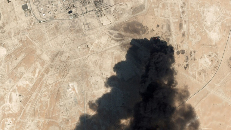 Saudi Arabia quy trách nhiệm cho Iran về vụ tấn công cơ sở dầu lửa của mình tại Abqaig hồi tháng trước, và Tehran bác cáo buộc này. Ảnh: AFP