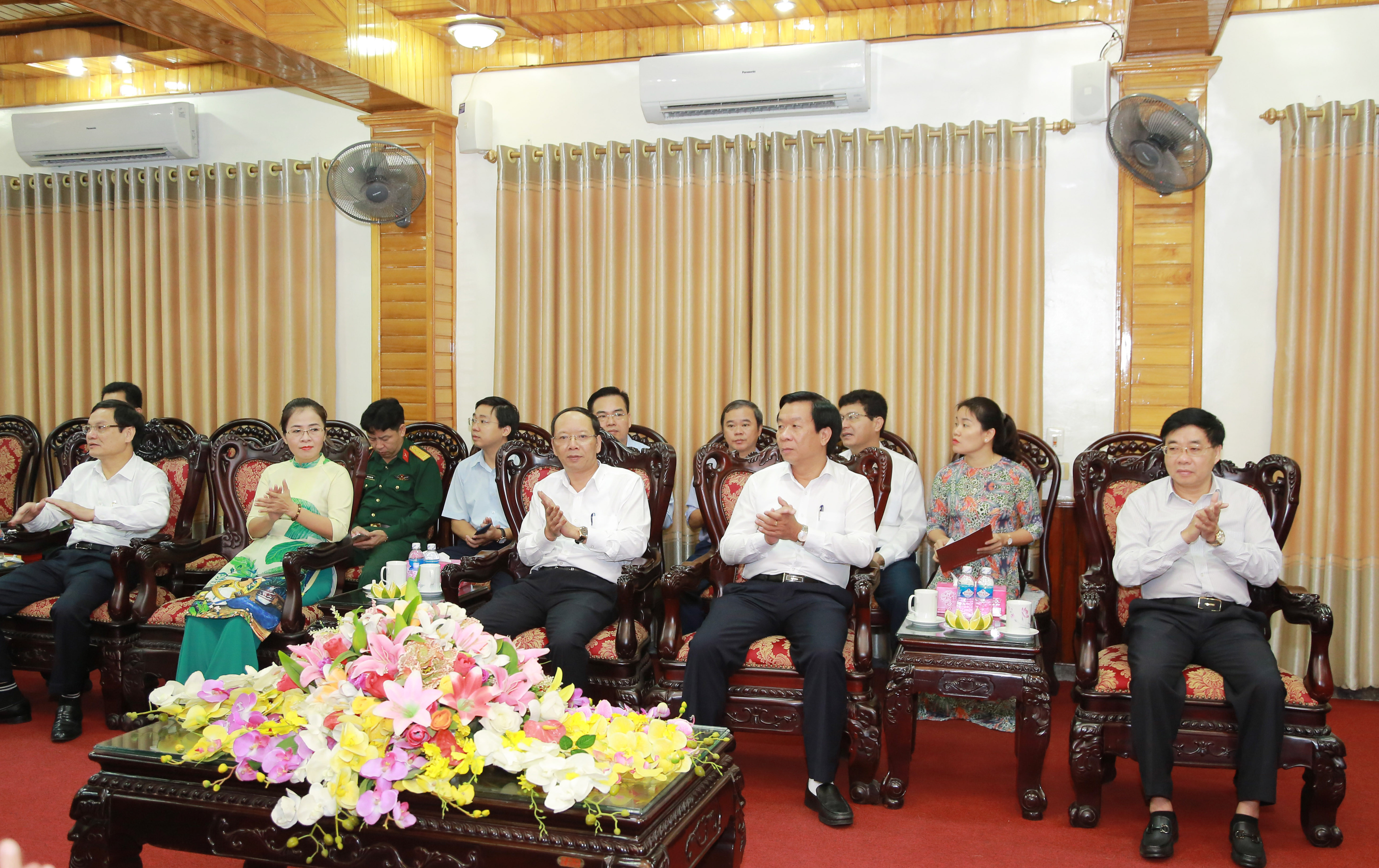 Các đồng chí lãnh đạo tỉnh Nghệ An dự buổi chúc mừng. Ảnh: Đào Tuấn 