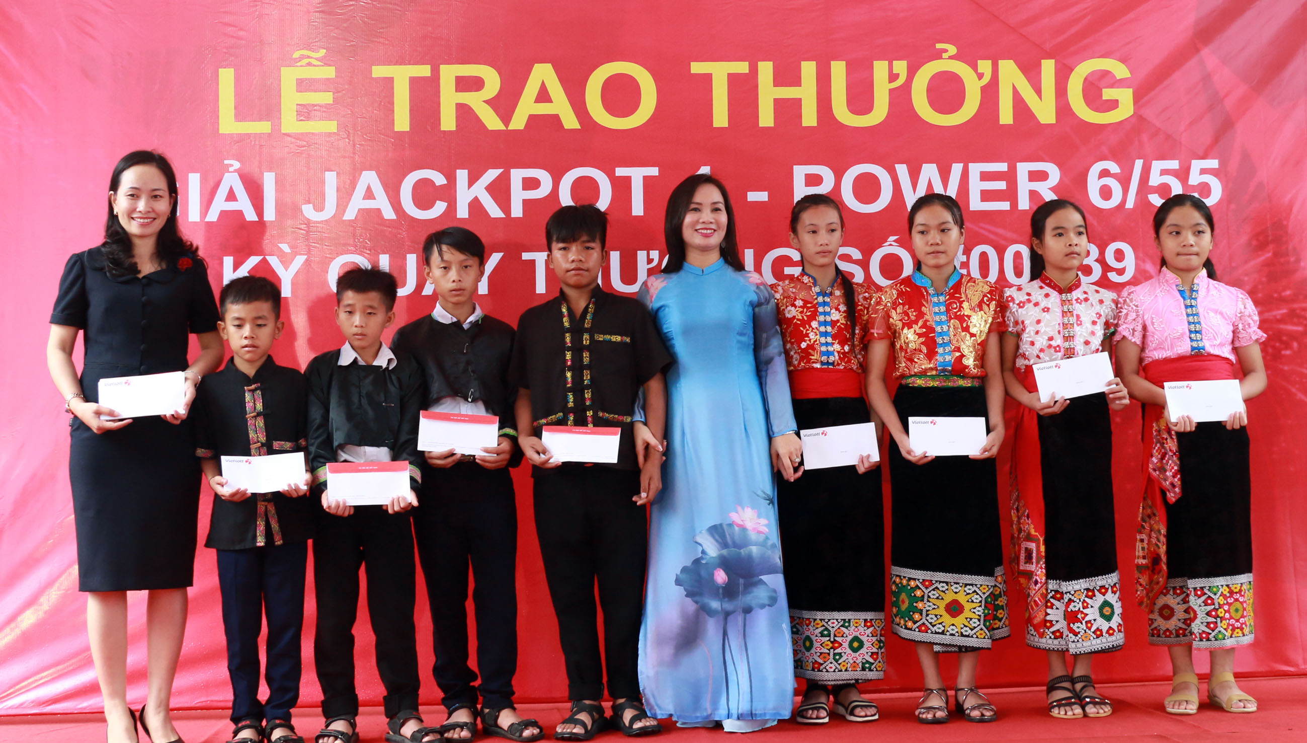 Bà Trịnh Thị Thơm trao quà cho học sinh Trường PT DTNT THCS huyện Tương Dương. Ảnh: SH
