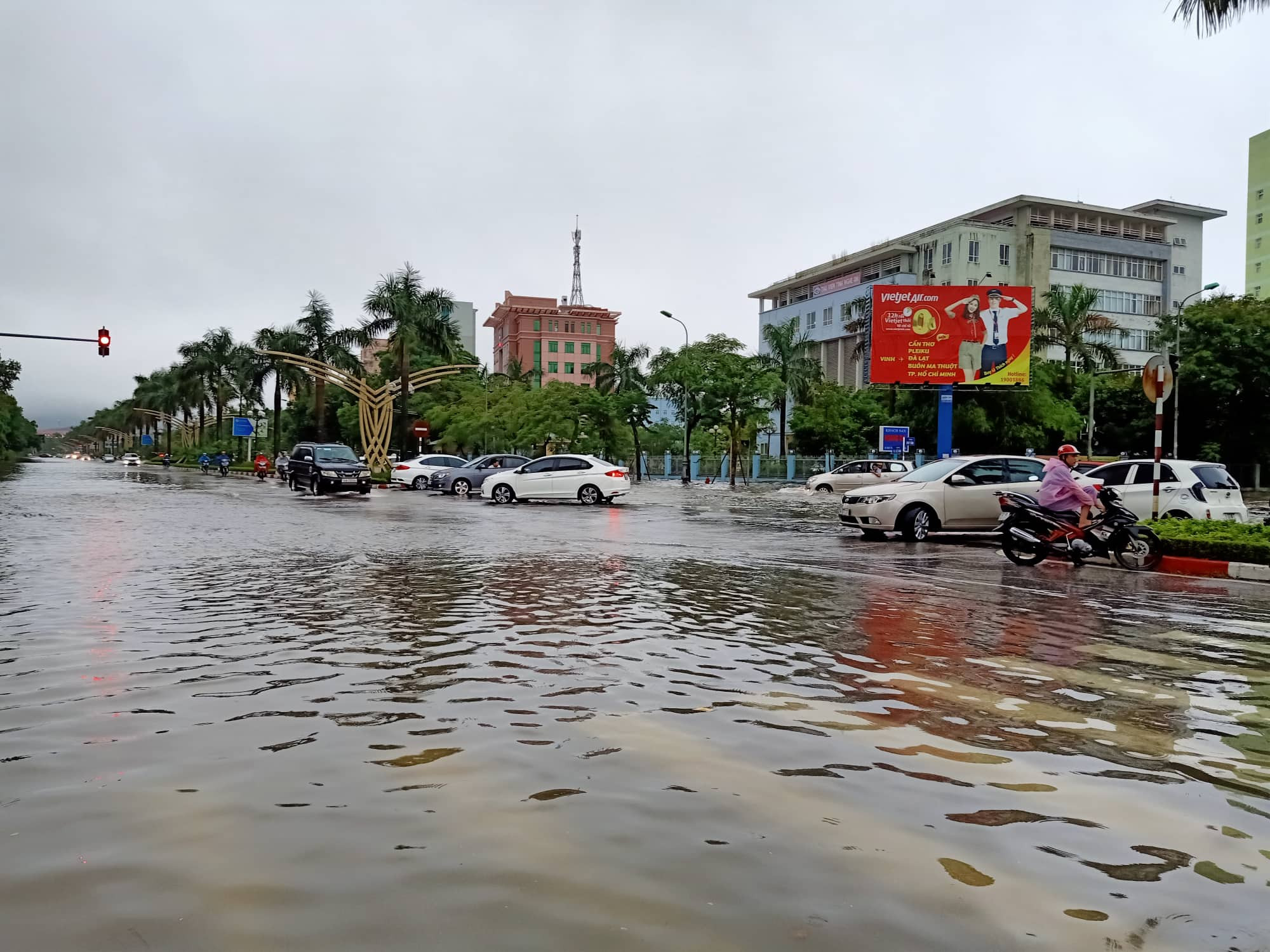 Khu vực ngập sâu nhất là dọc Đại lộ Lênnin và các tuyến đường như Nguyễn Văn Cừ, Lê Hồng Phong, Minh Khai. Ảnh: Uy Vũ
