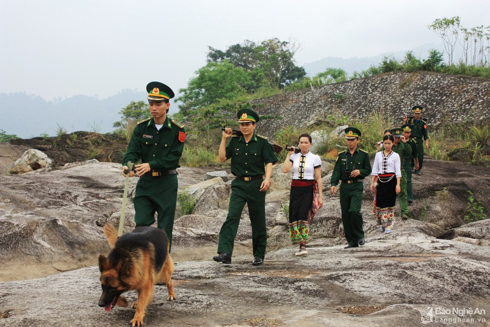 Bộ đội biên phòng và đồng bào dân tộc sống ở vùng biên Nghệ An tuần tra biên giới. Ảnh tư liệu Lê Thạch