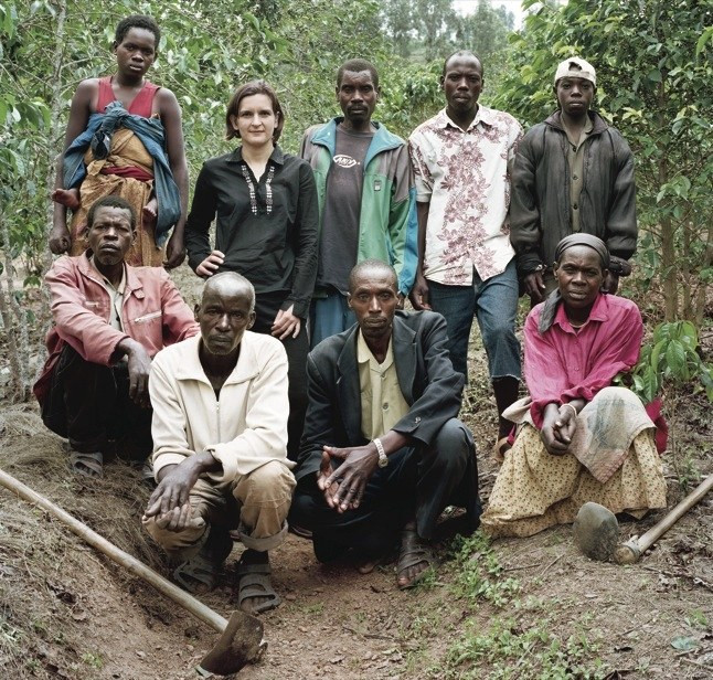 Esther Duflo cùng các nông dân trồng cà phê ở Rwanda. Ảnh: Newyorker