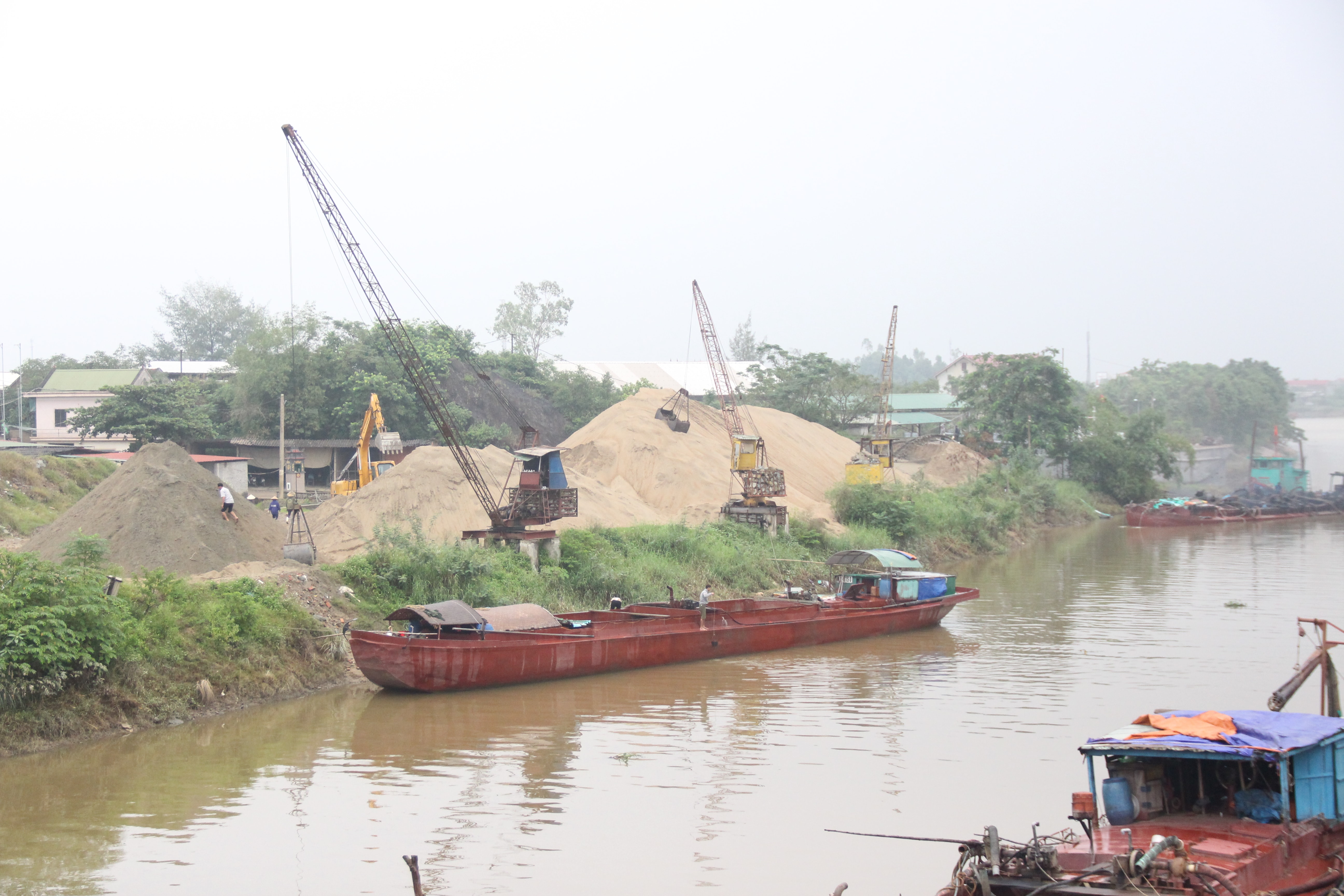 Tăng cường tuần tra, xử lý khai thác cát sỏi. Ảnh: Mai Hoa